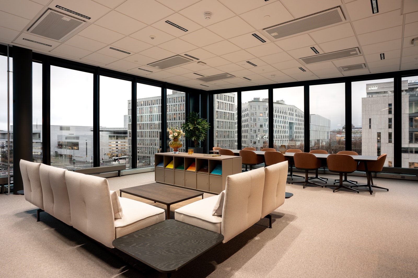 Sittegruppe og prosjektbord i lounge-område Galleribilde