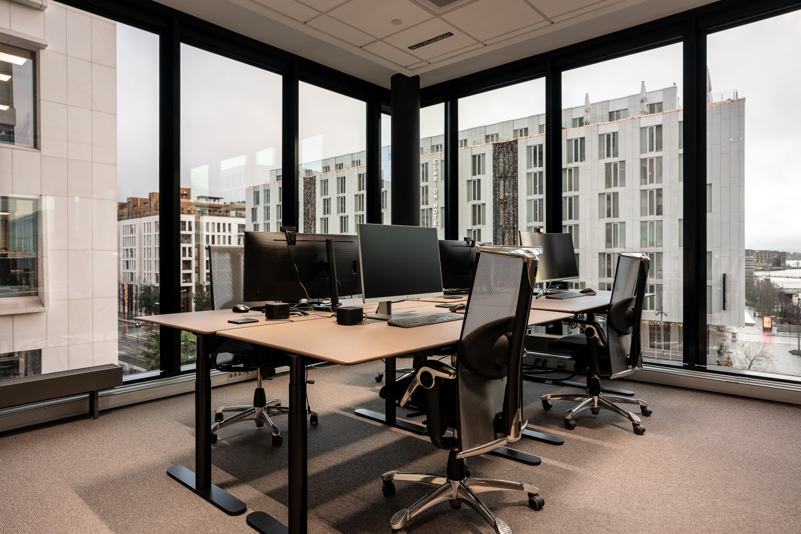 Arbeidsplasser mot fasade Galleribilde