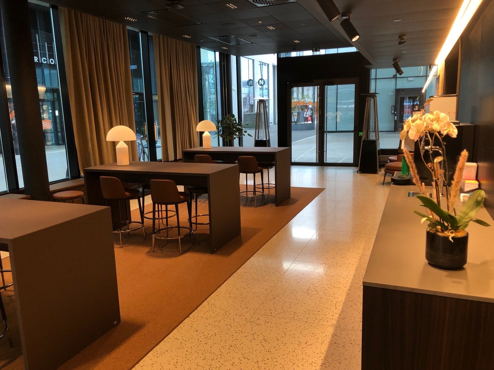 Mingleområde tilknyttet auditorium. Dette har egen inngang fra gateplan. Galleribilde