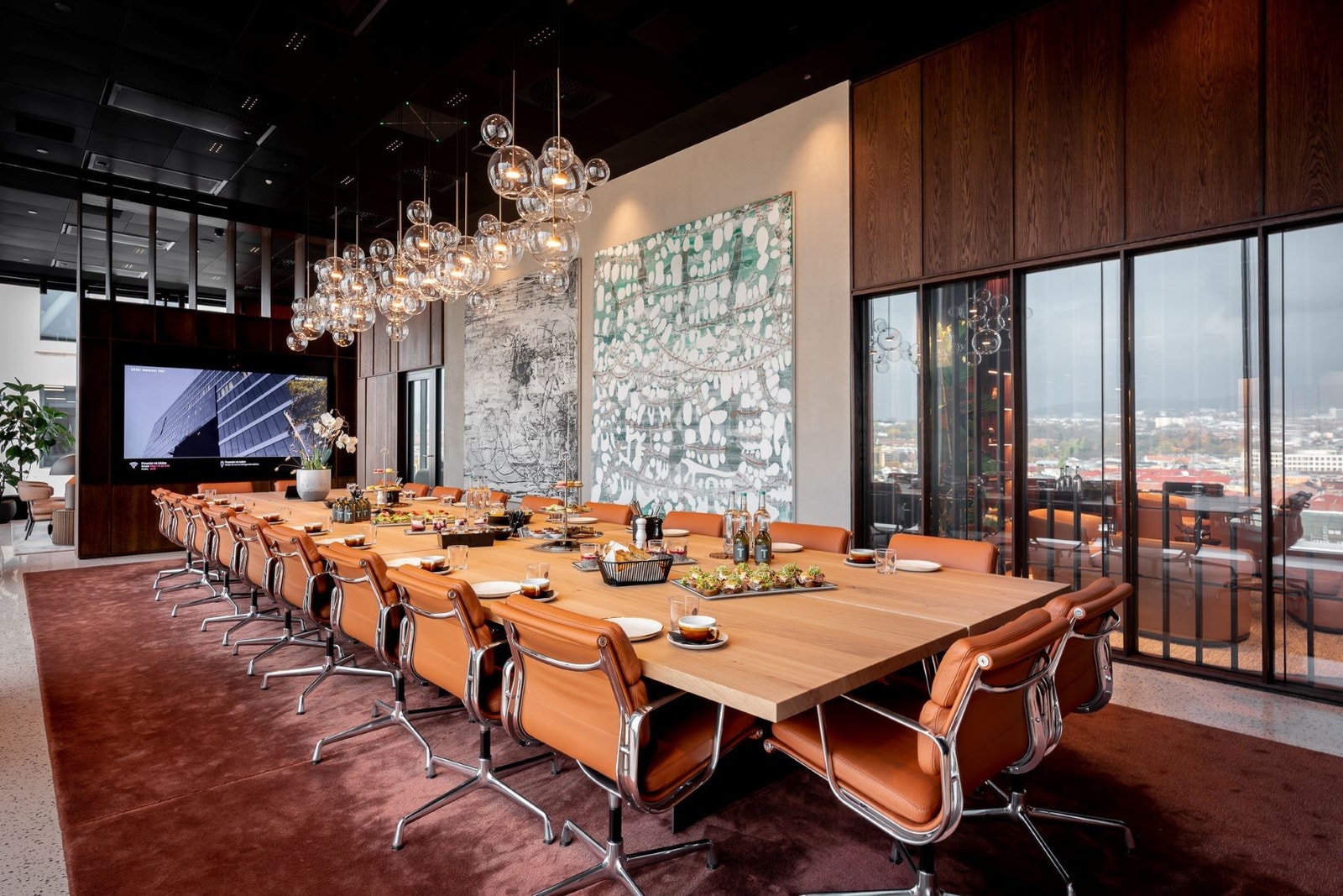 Møterom med plass til 22 personer i toppetasjen. Rommet har tilhørende lounge, og kan benyttes til mindre events med servering. Galleribilde