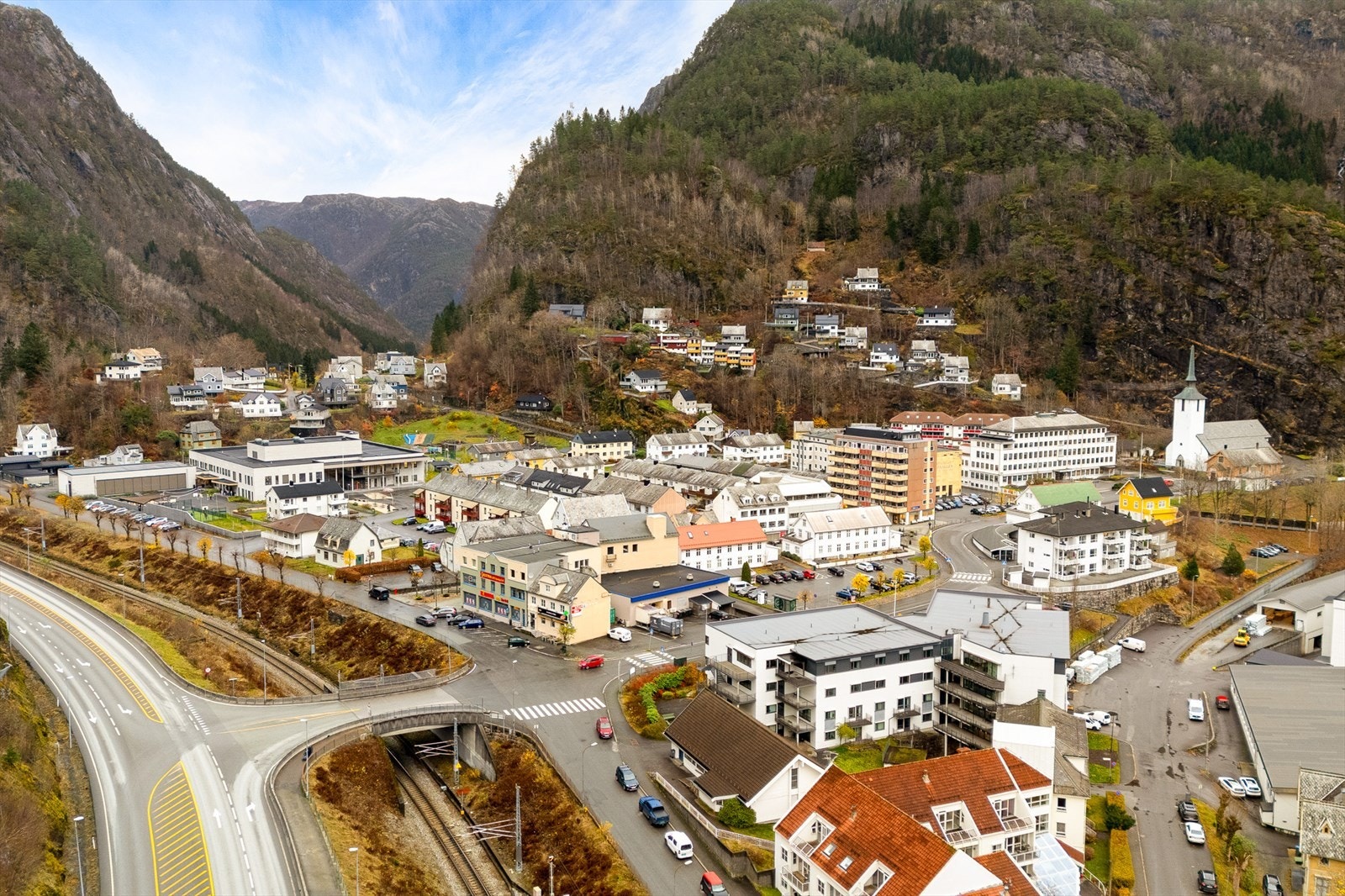 Eiendommen ligger med umiddelbar nærhet til dagligvarebutikk, apotek, bank, frisør, spisesteder, treningssenter og øvrige servicetilbud. Galleribilde