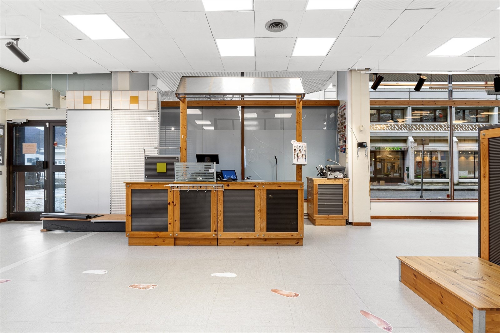 Næingslokale på bakkeplan midt i sentrum med offentlige parkeringsplasser like ved. Galleribilde