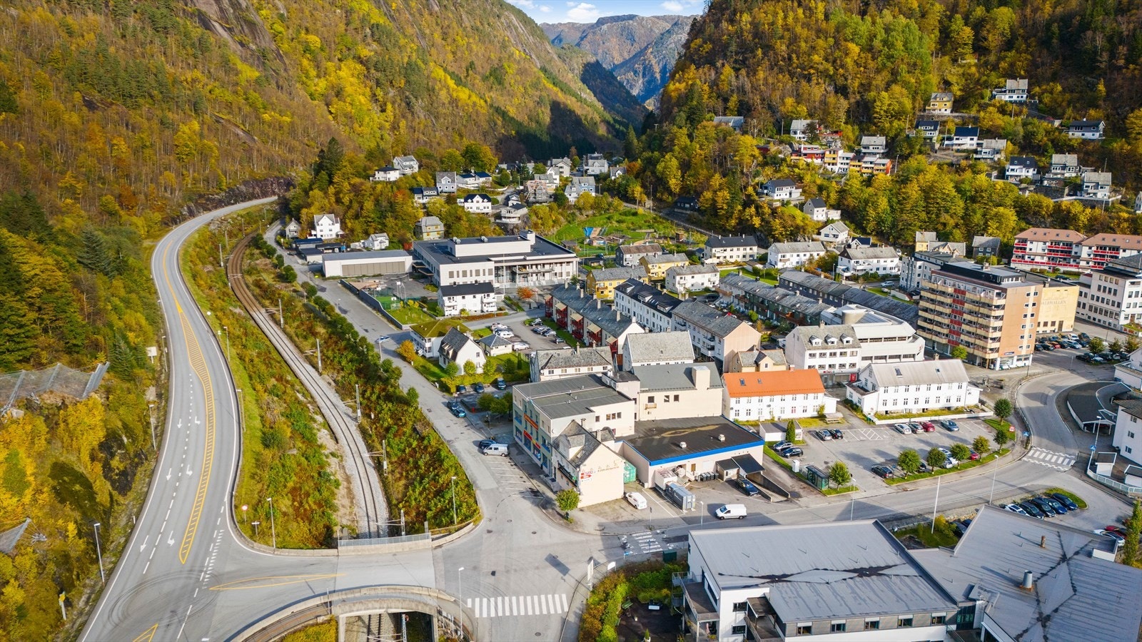 De siste årene har Dale sentrum gjennomgått en positiv utvikling med bla. oppgradert sentrumsområde. Galleribilde