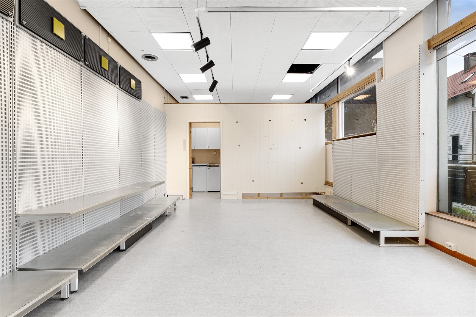 Stort disponibelt rom med inngang til kjøkken. Galleribilde