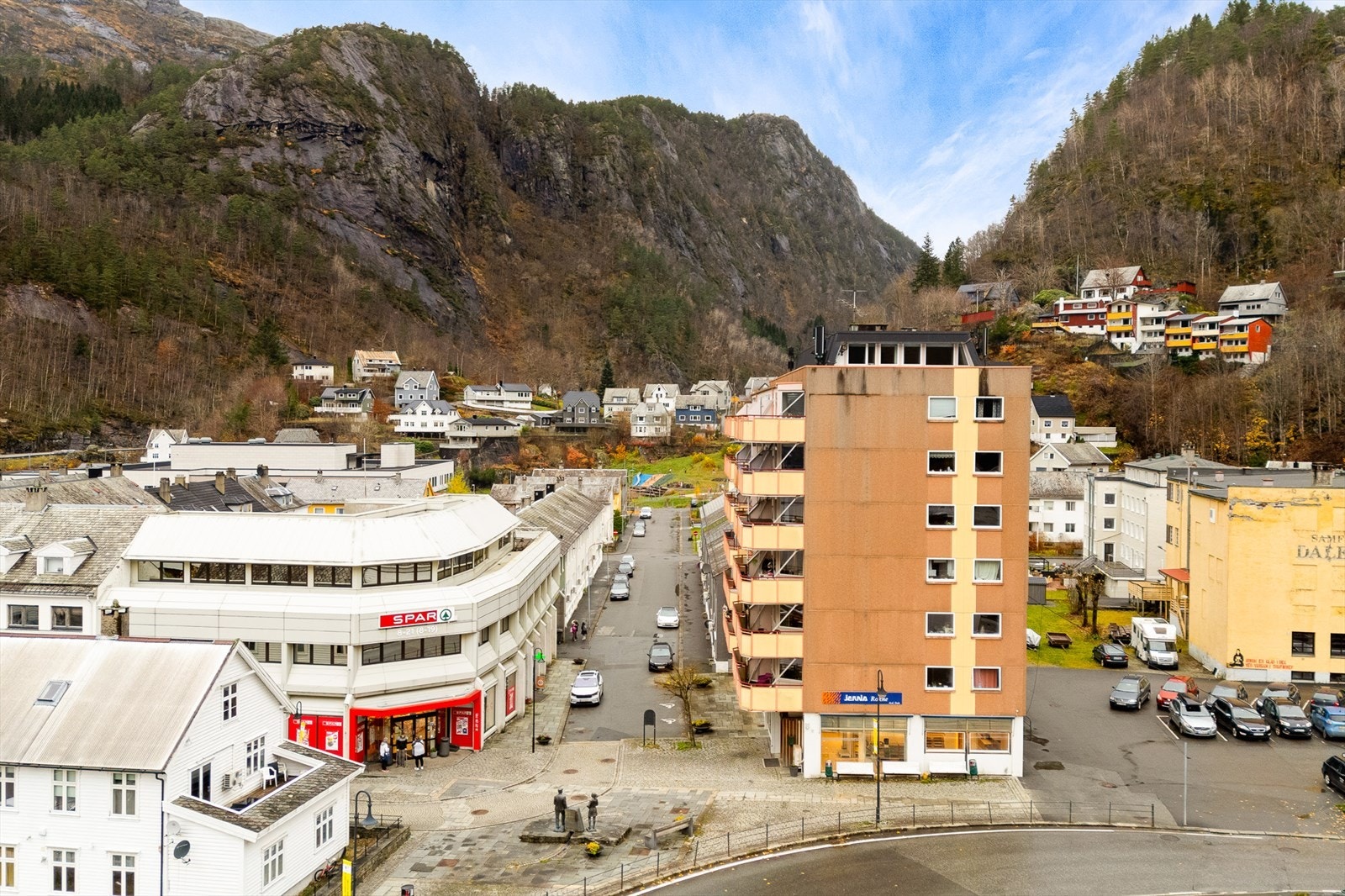 Butikklokale midt i Dale sentrum med lett adkomst og offentlig parkering rett utenfor. Her er store vindusflater, 2 innganger og varelevering på baksiden. Galleribilde