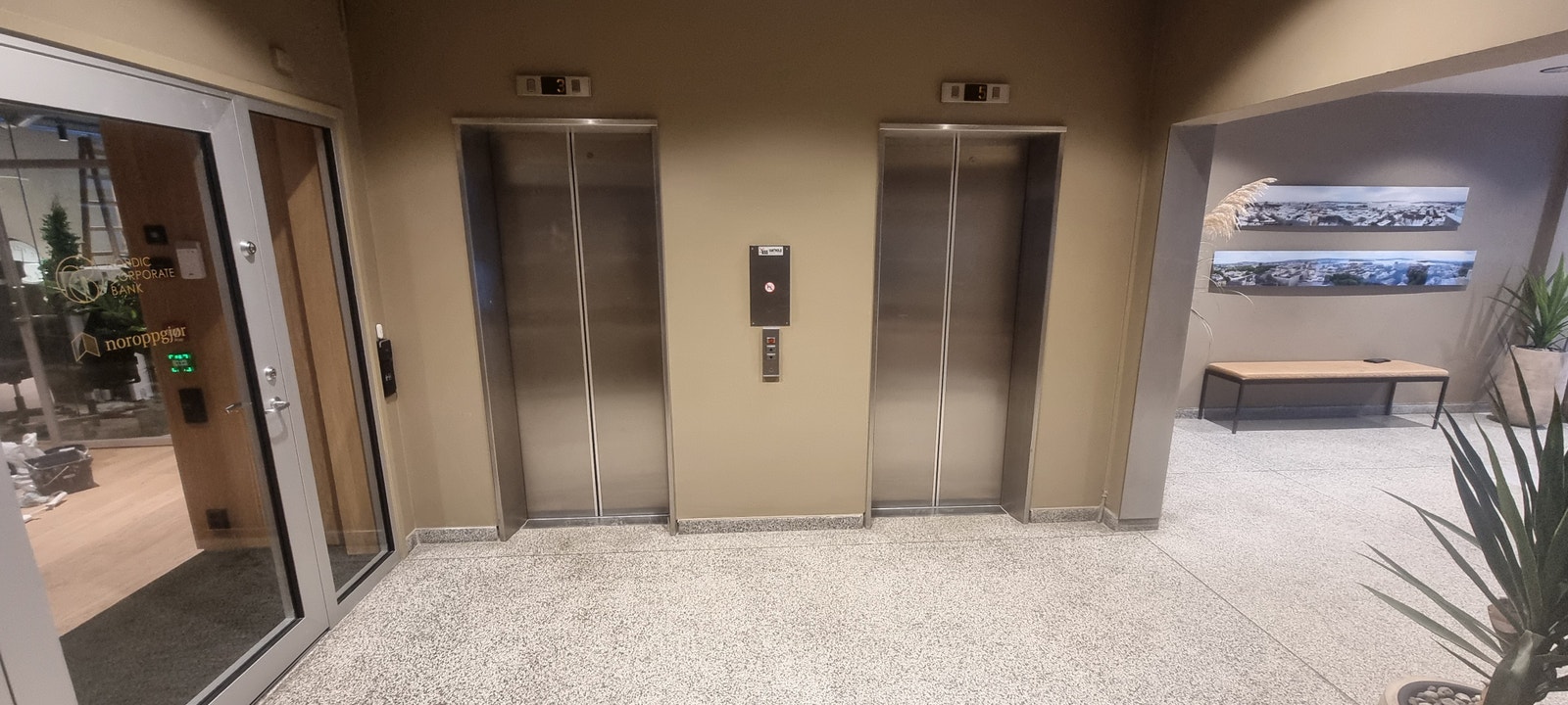 God heiskapasitet i bygget, her i første etasje ved inngangsparti Galleribilde