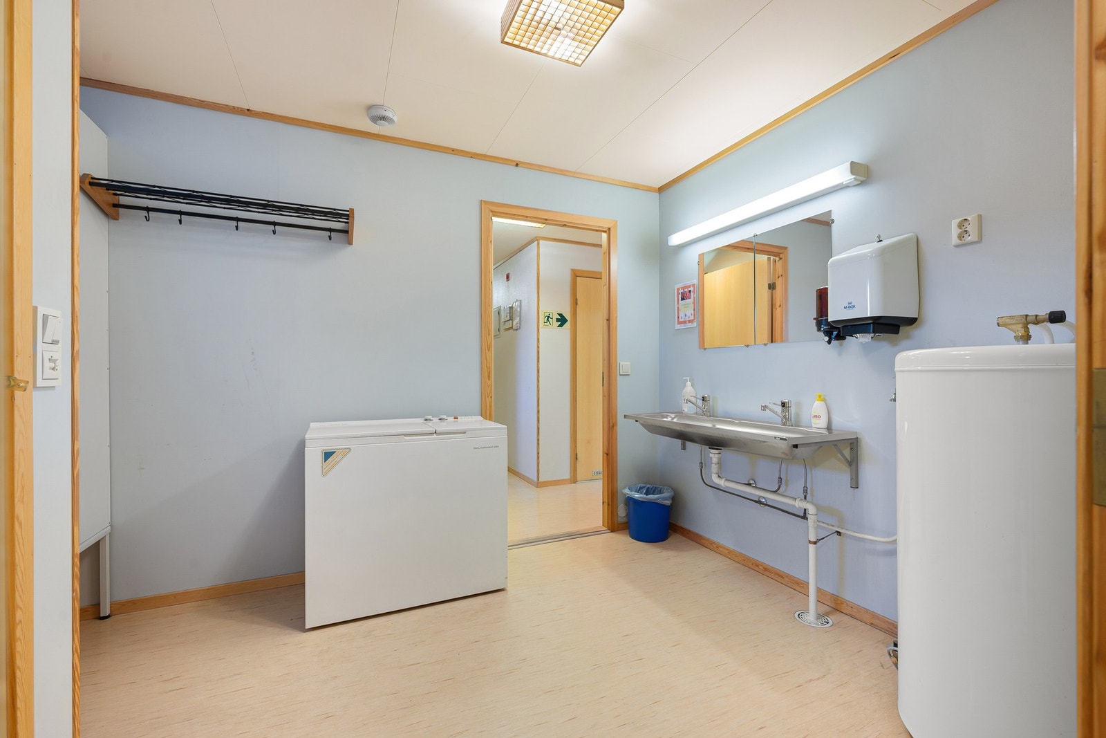Garderobe m/vask og dusj Galleribilde