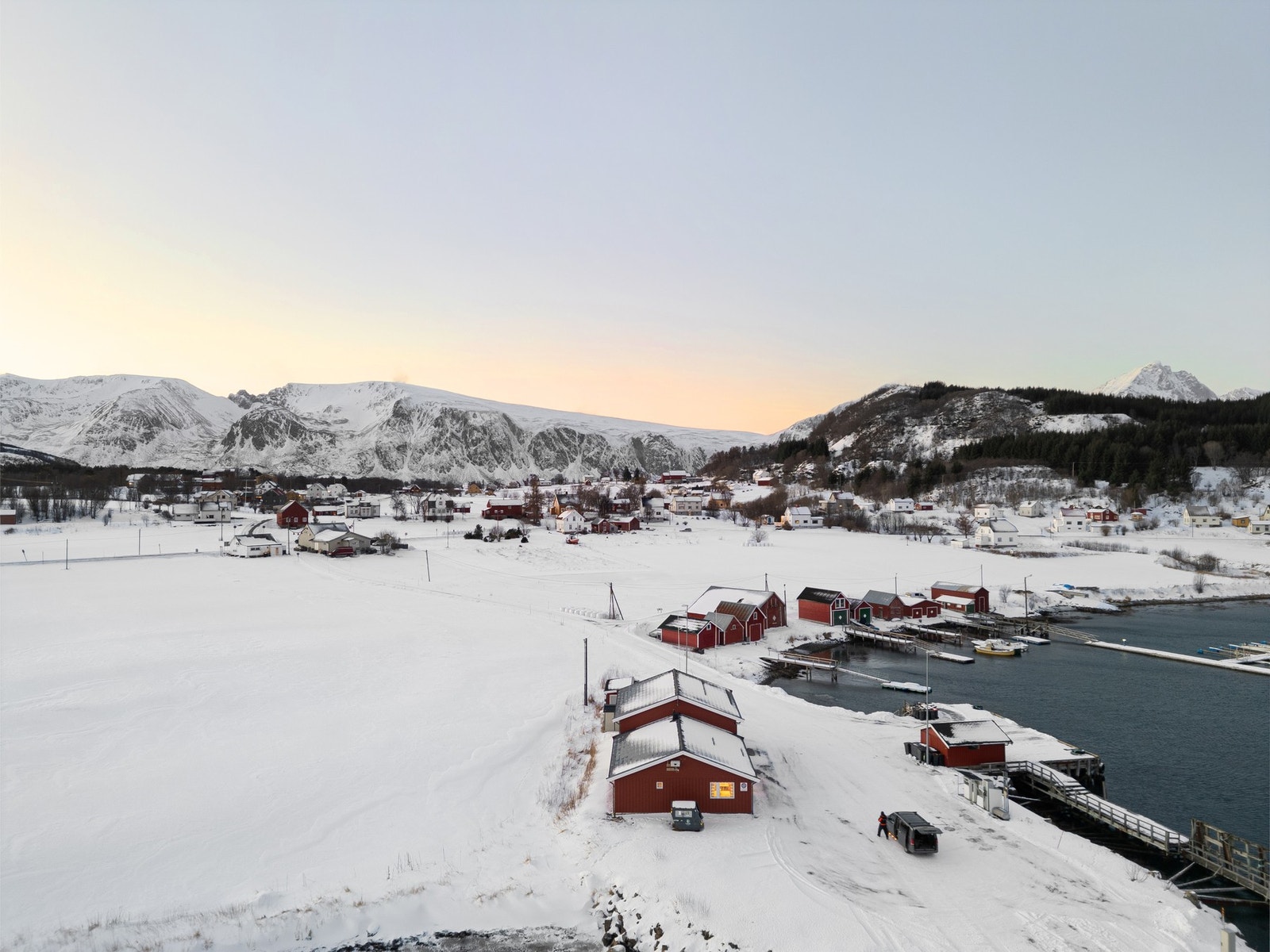God plassering nede ved kaia med hurtigbåtforbindelse til Harstad som tar ca 1 t Galleribilde