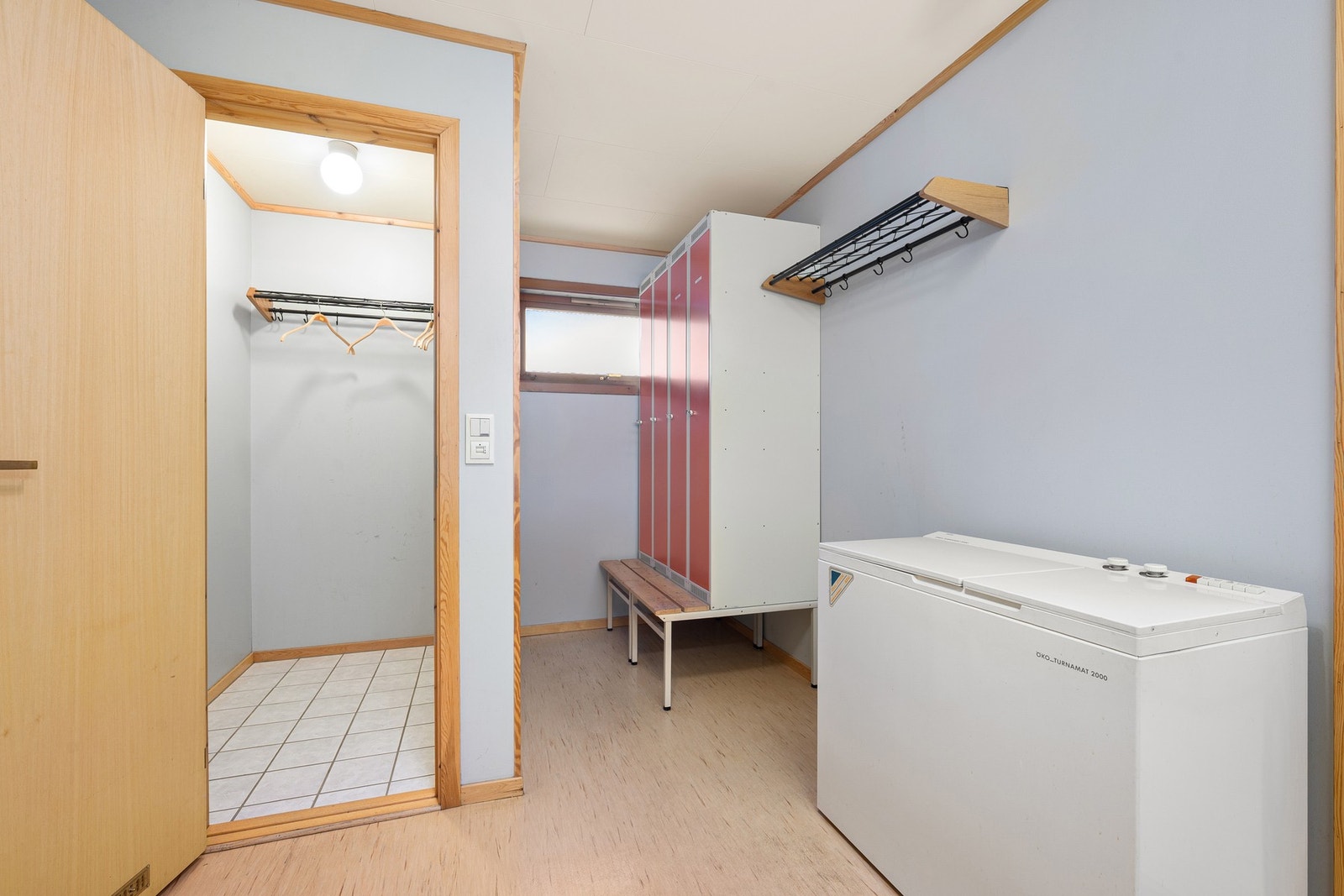 Garderobe m/vask og dusj Galleribilde