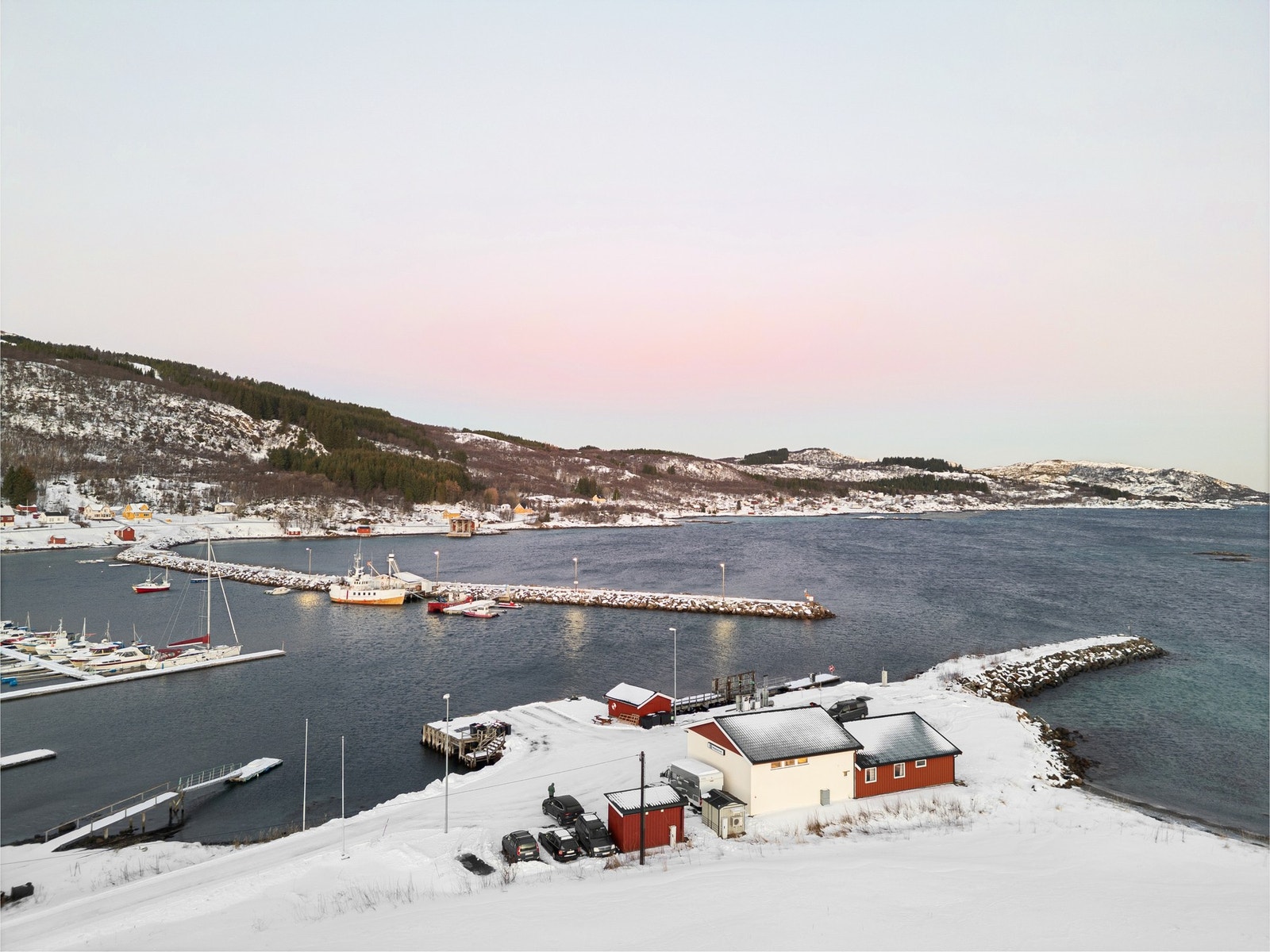 Næringseiendom på Bjarkøy bestående av kontor/boligdel og verksted/lager Galleribilde