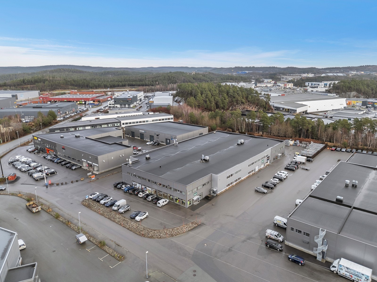 Sørlandssenteret og Avenyen ligger bak trærne Galleribilde