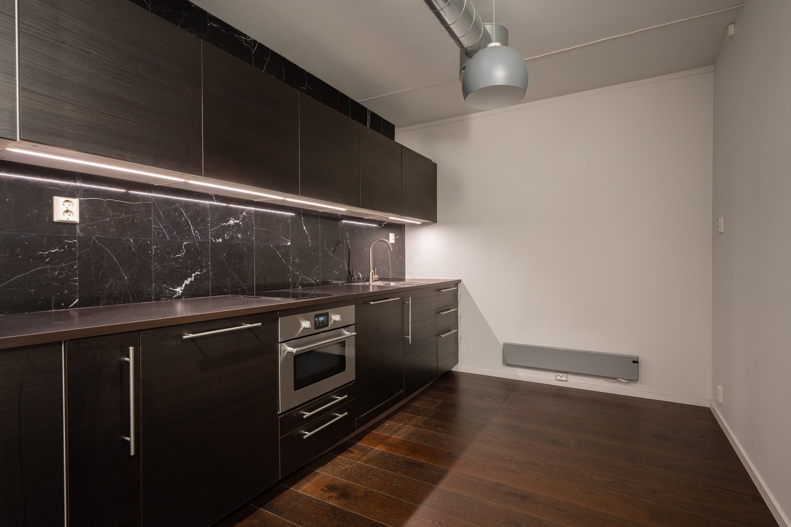 Lokale 1 - kjøkkensone med oppvaskmaskin, stekeovn og platetopp Galleribilde