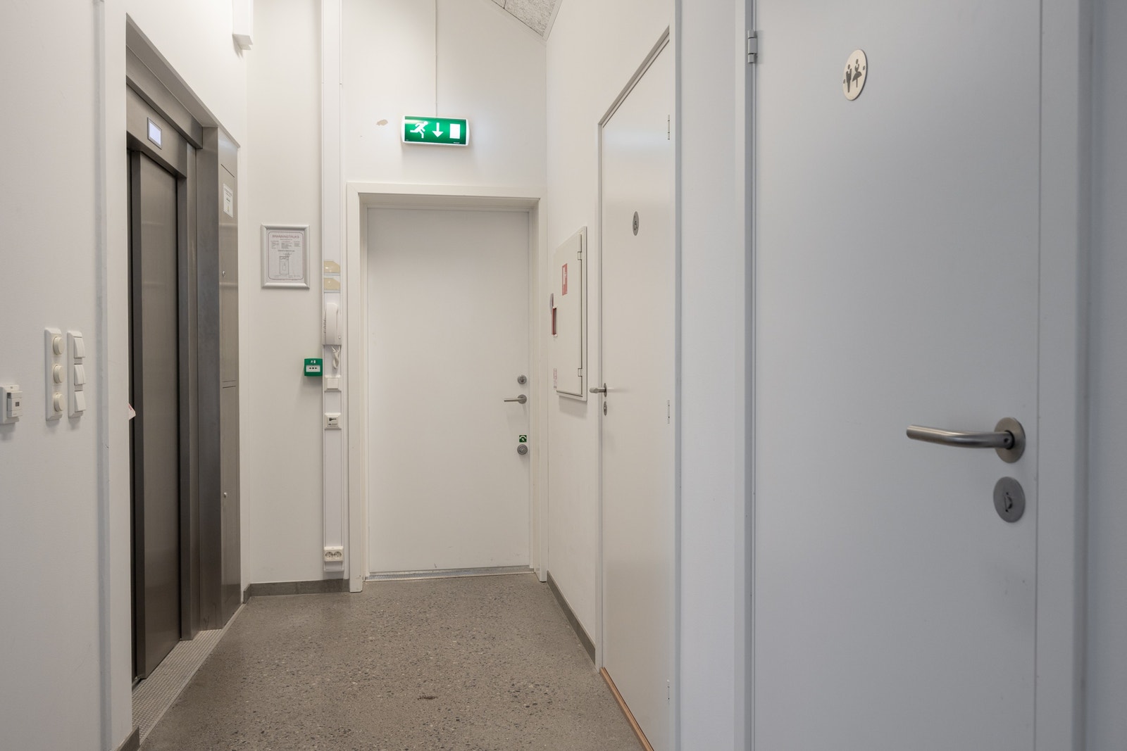 Lokale 2 - adkomst fra felles trapperom og heis rett opp i lokalet Galleribilde