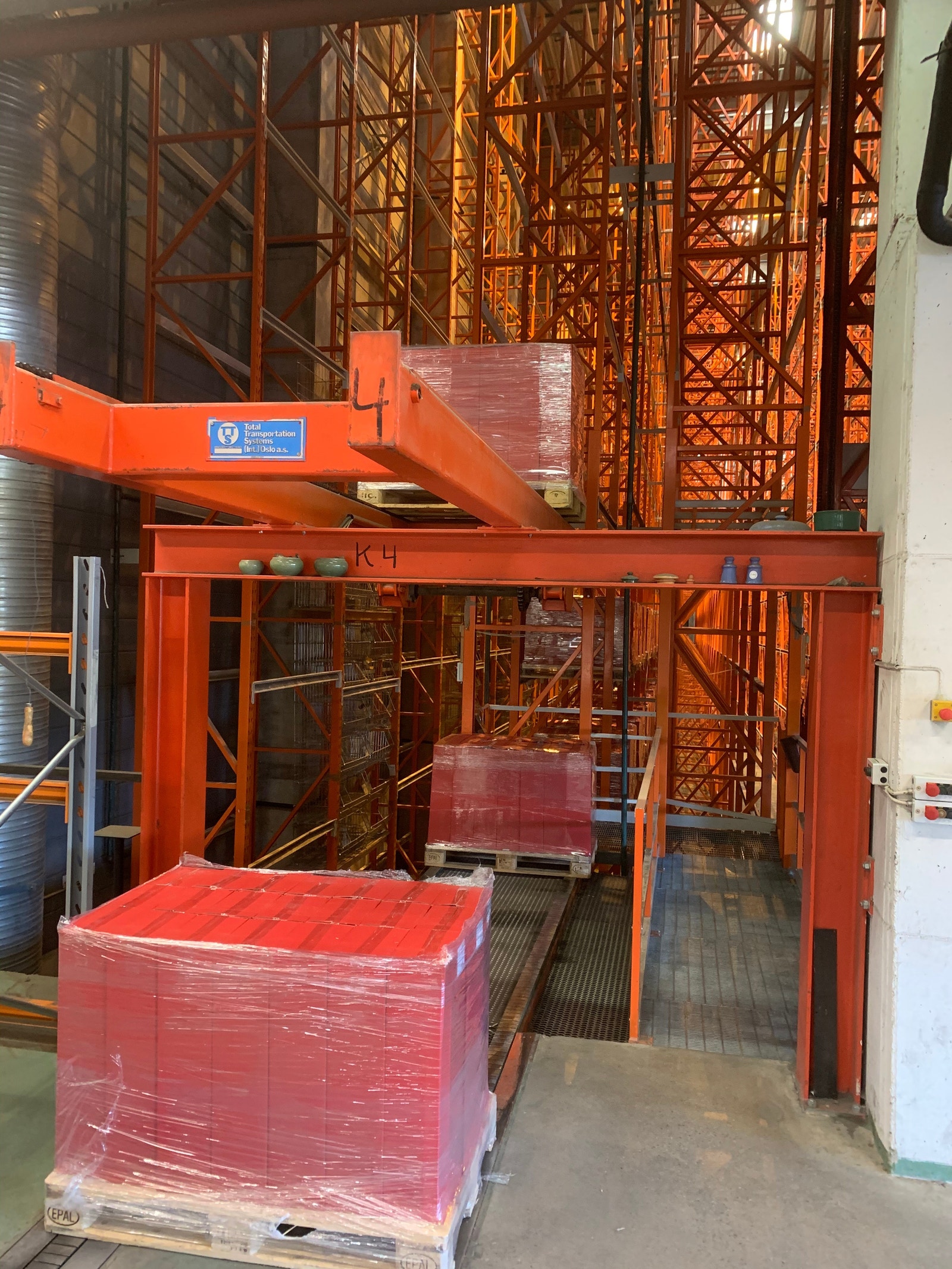 Detaljer fra reolsystemet – egnet for større volum og langsiktig lagring Galleribilde