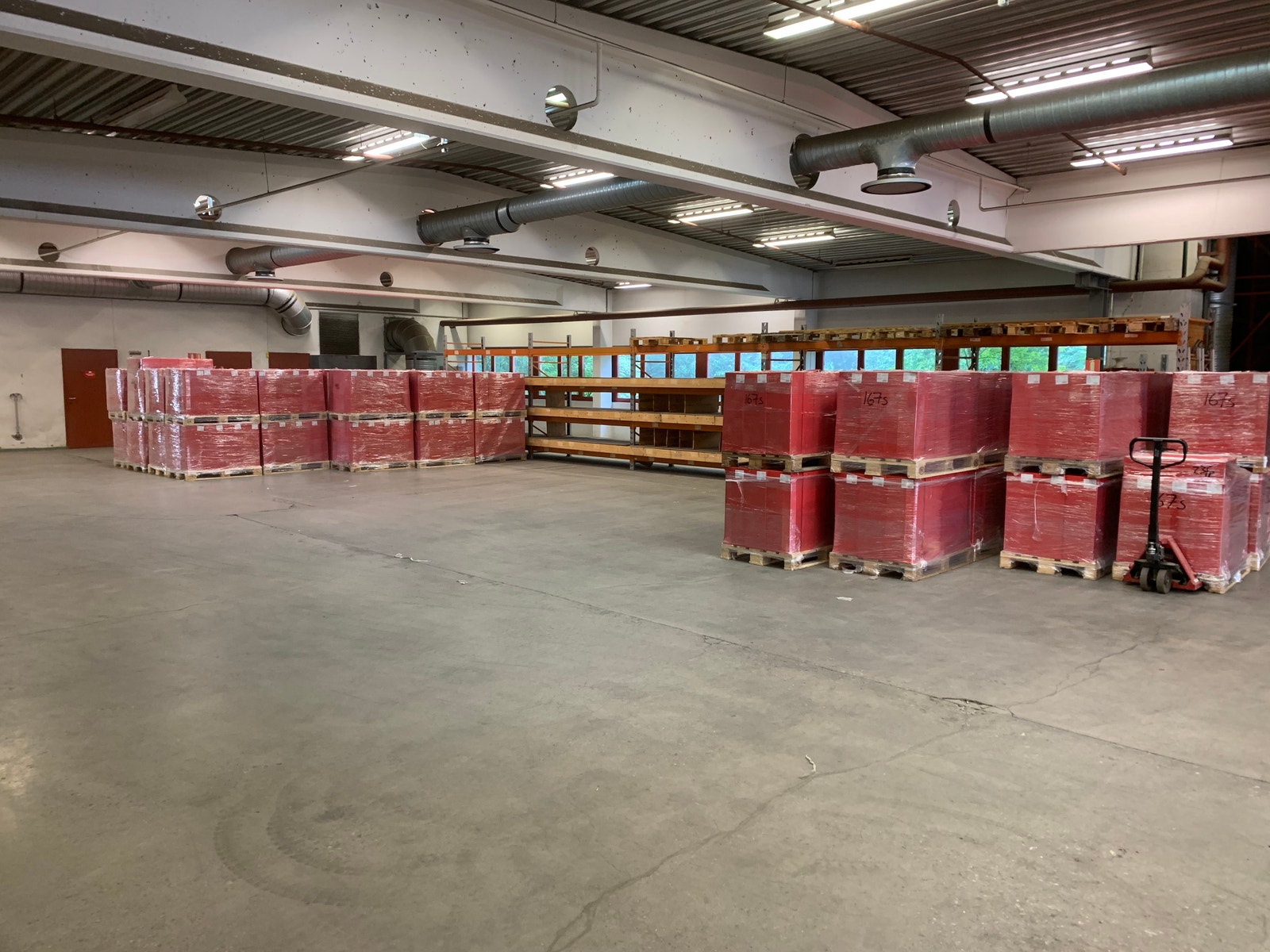 Lavtlager med god takhøyde og fleksibel gulvbassert lagring Galleribilde