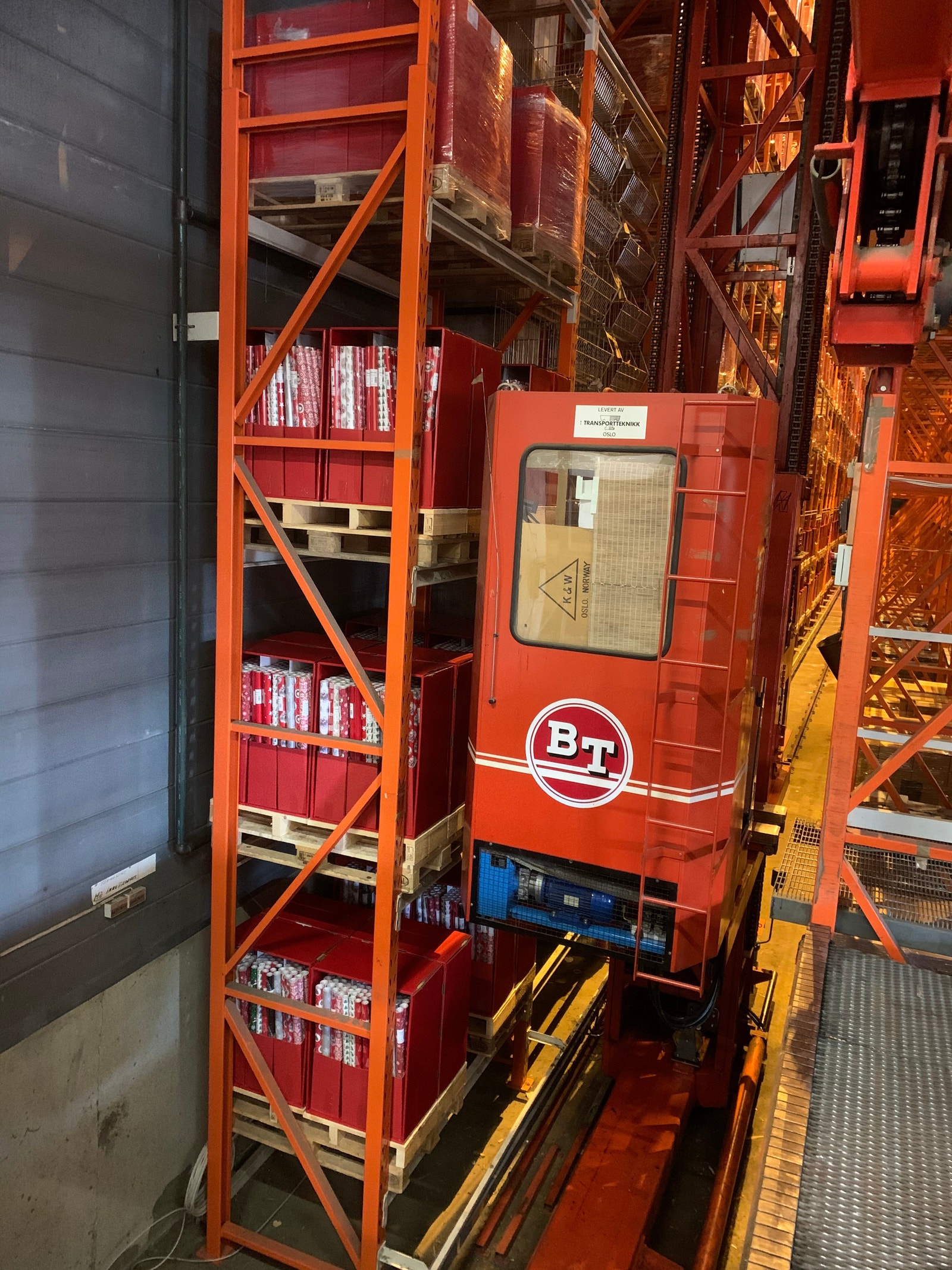 Håndtering i høytlager tilpasset pallbassert lagring Galleribilde