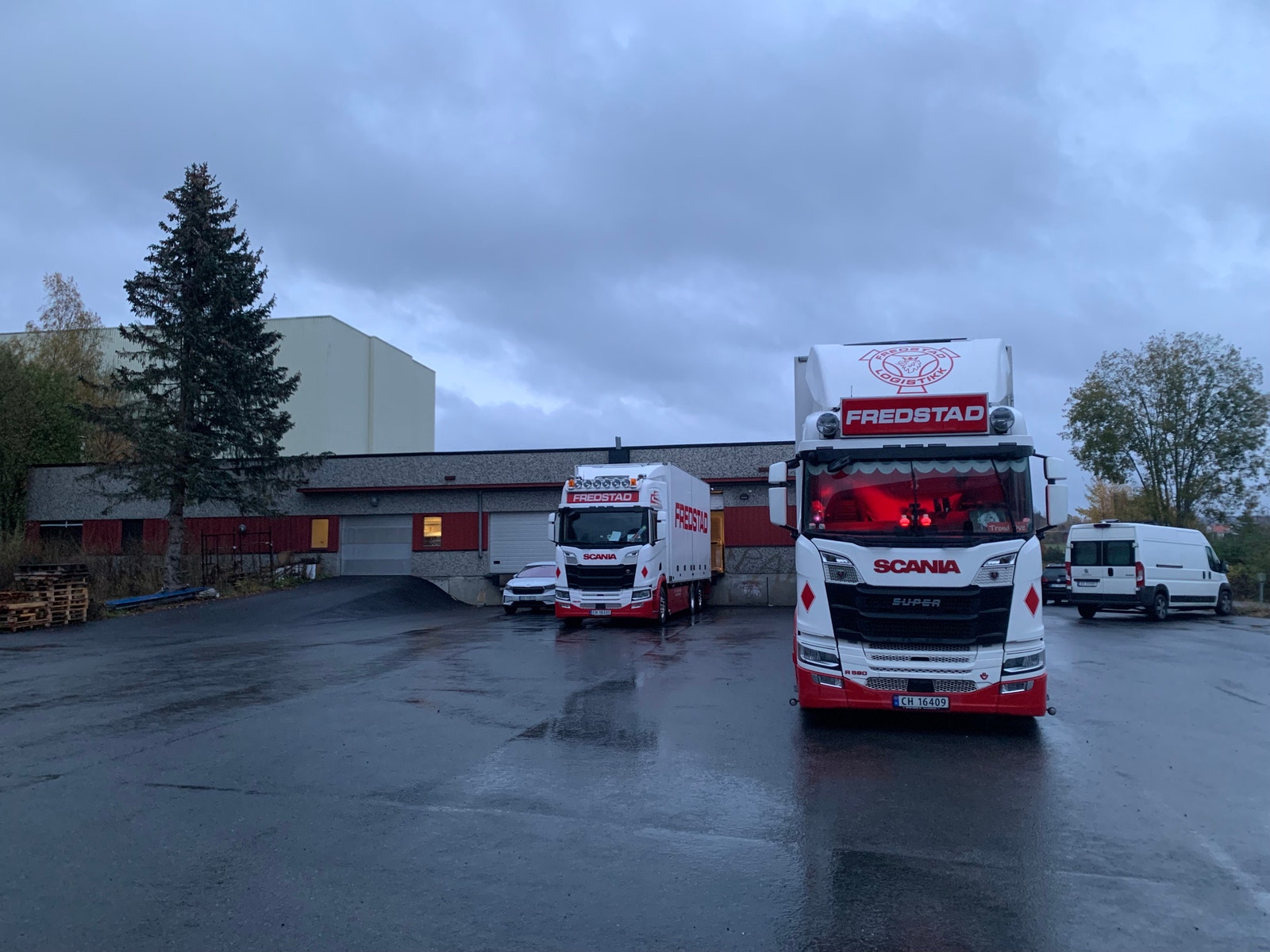 Aktivt logistikkbygg med god adkomst for lastebil og distribusjon Galleribilde