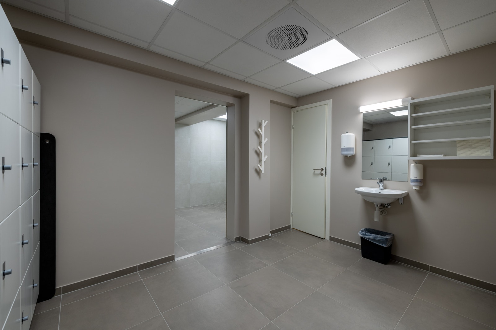 Felles garderobe for begge eiendommene i Fjordveien 1 Galleribilde