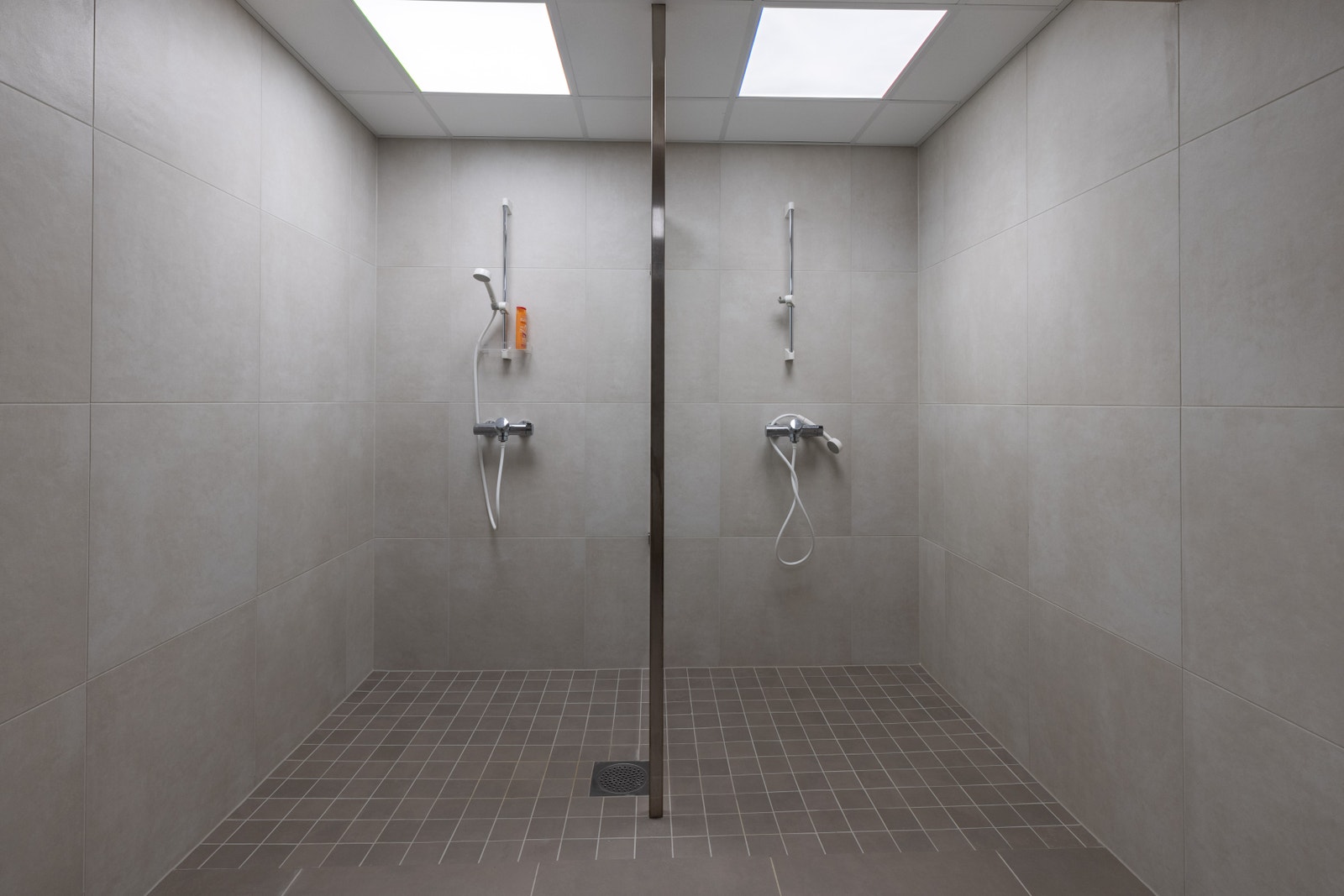 Felles garderobe for begge eiendommene i Fjordveien 1 Galleribilde