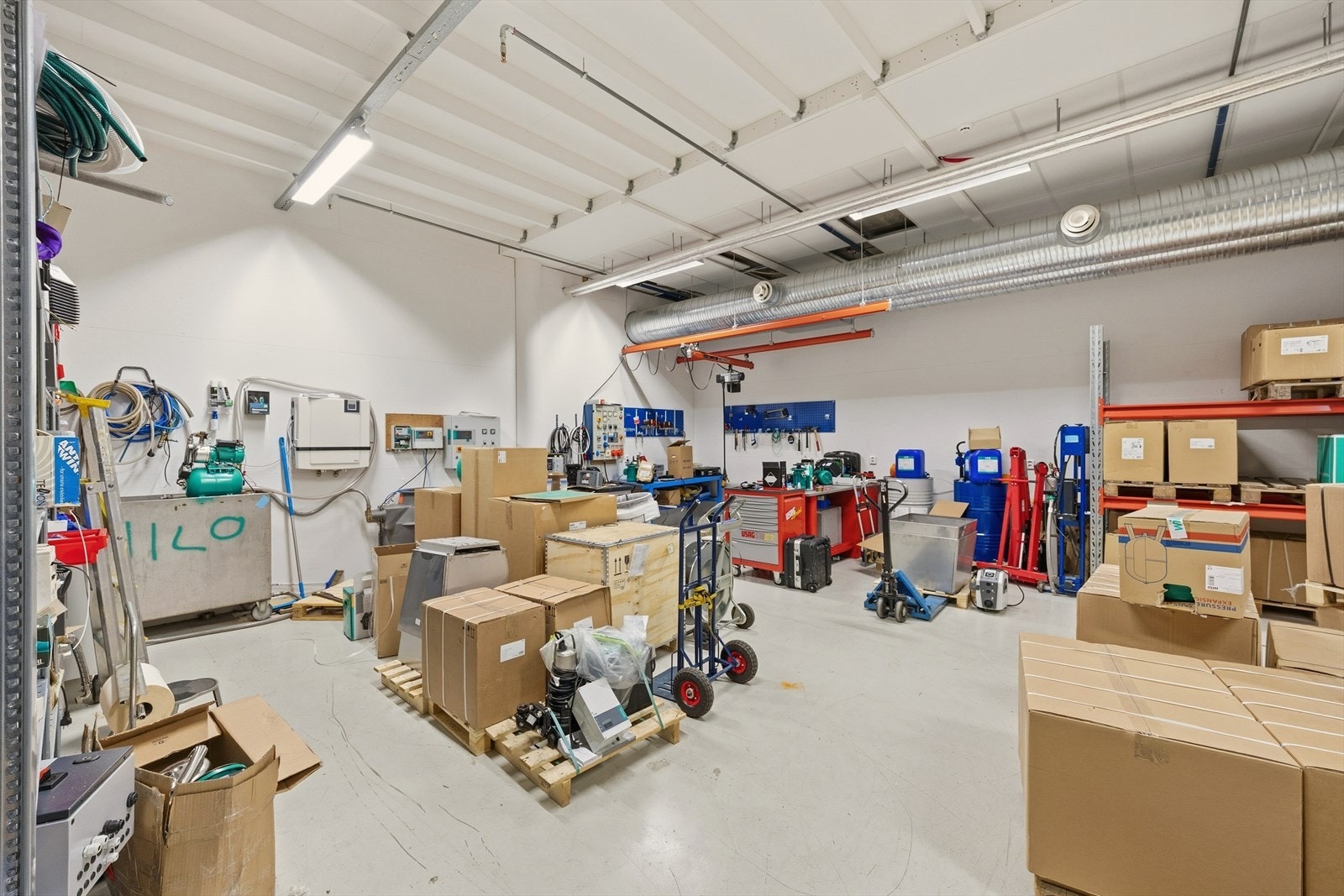 Alf Bjerckes vei 20 - Lager BTA ca 85 kvm kan leies i tillegg til kontorarealet. Galleribilde