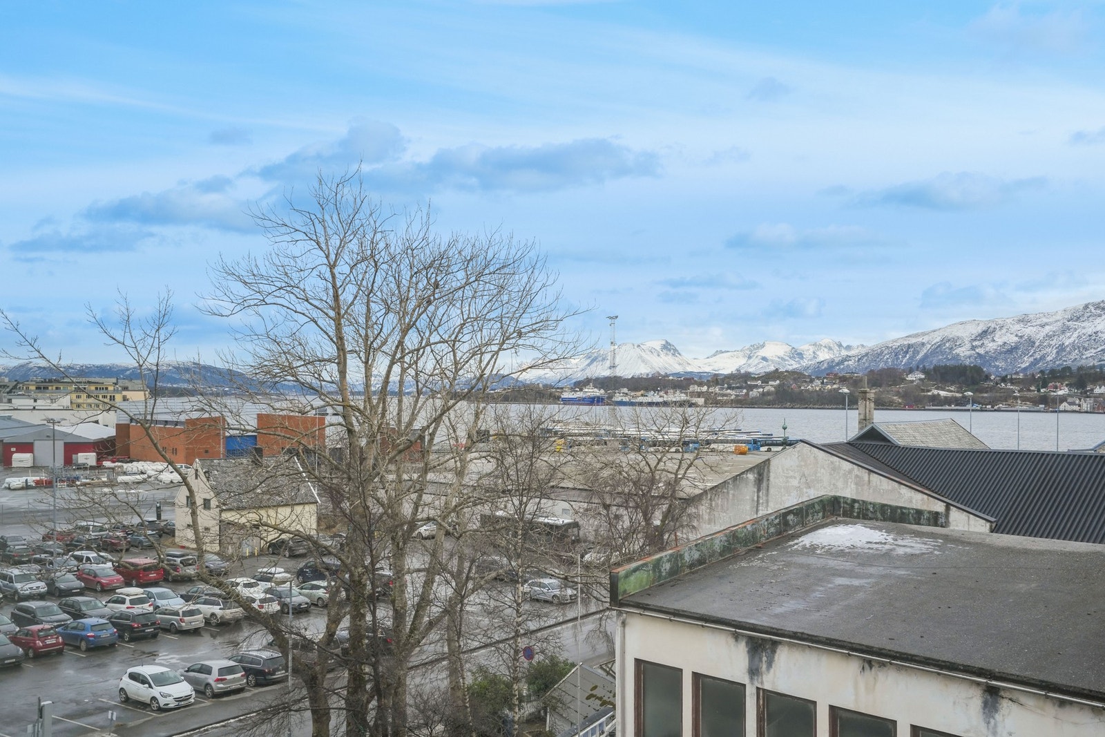 Utsikt mot Borgundfjorden. Galleribilde