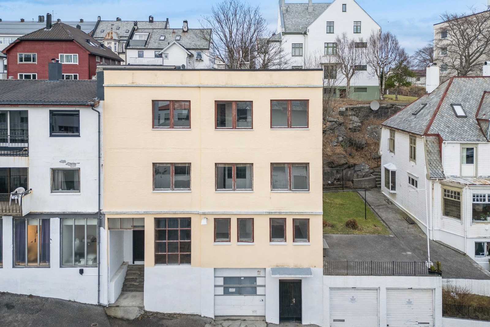 Fasade mot sør og gaten. Galleribilde