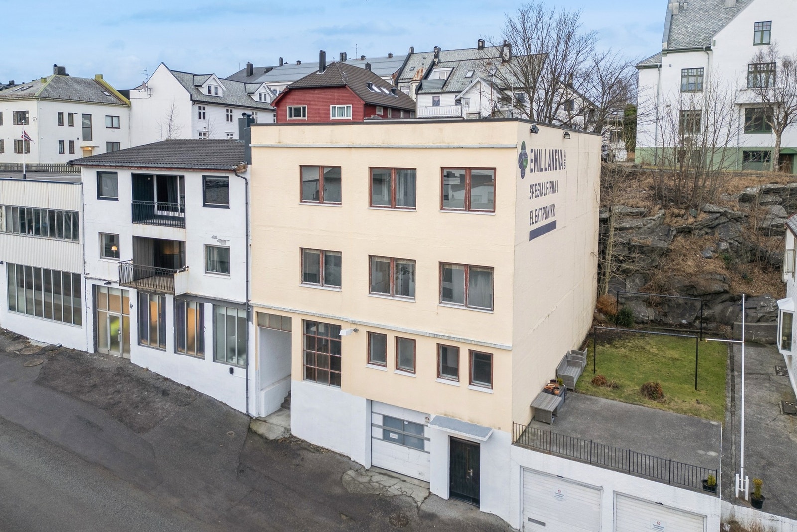 Fasade mot Ivar Aasens gate. Strategisk god beliggenhet med mange bruksmuligheter.
Foto: EFKT AS v/Marcus Vinjevoll Sætre. Galleribilde