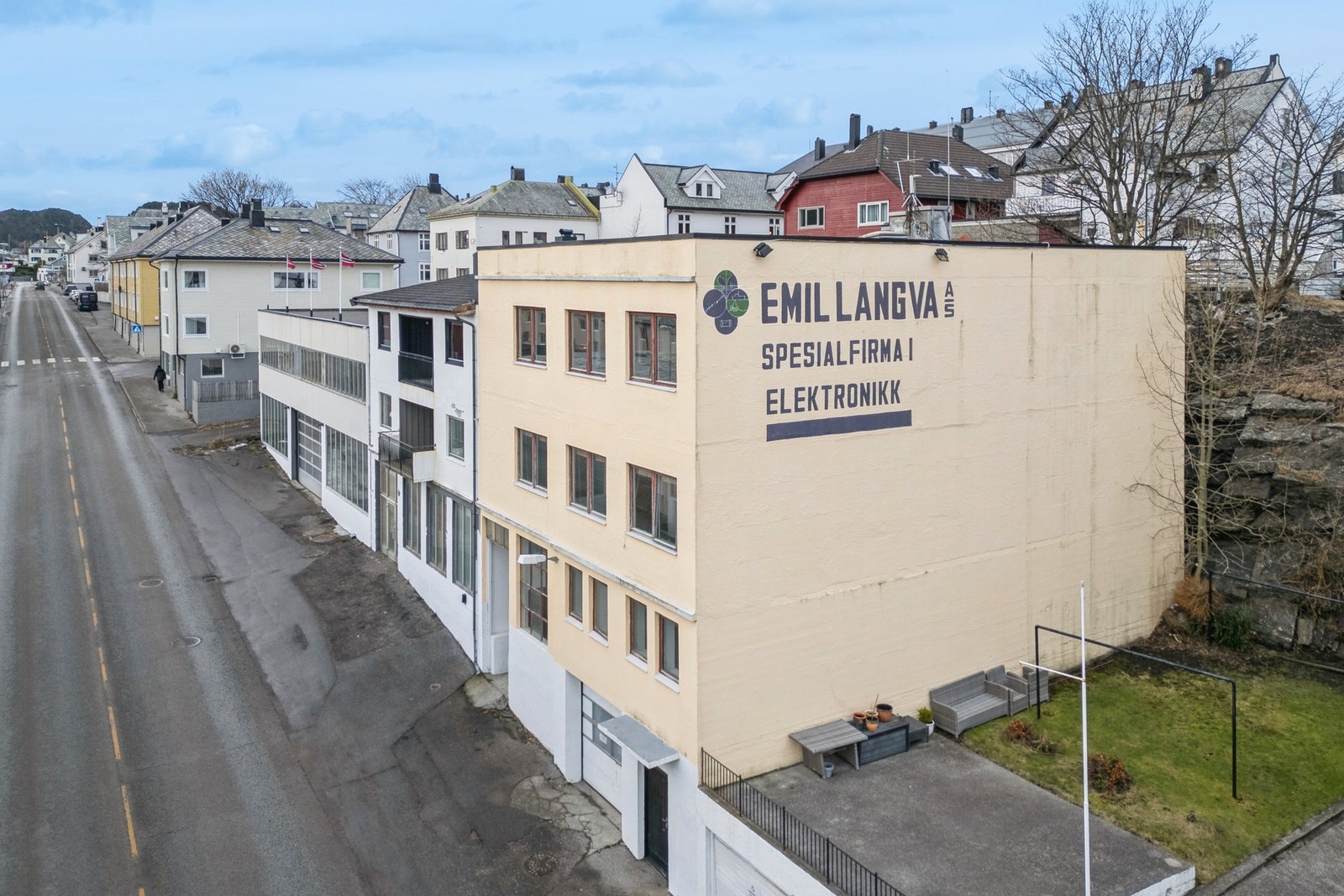 Fasade mot øst, og utsikt vestover Ivar Aasens gate. Galleribilde