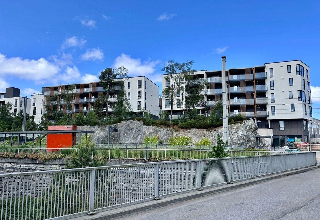 Boligprosjektet består av 133 boliger, der de siste blir ferdigstilt i februar 2026. Boligene i samme bygg som næringsseksjonen er ferdigstilt. Galleribilde