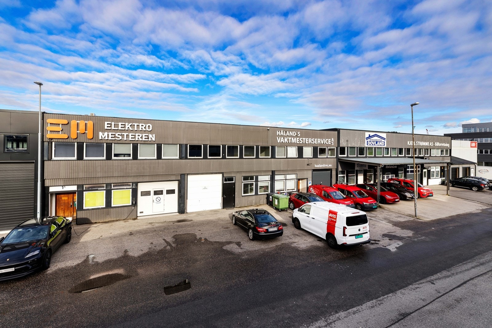 Meget god beliggenhet med varierte bedrifter og tjenester i umiddelbar nærhet Galleribilde