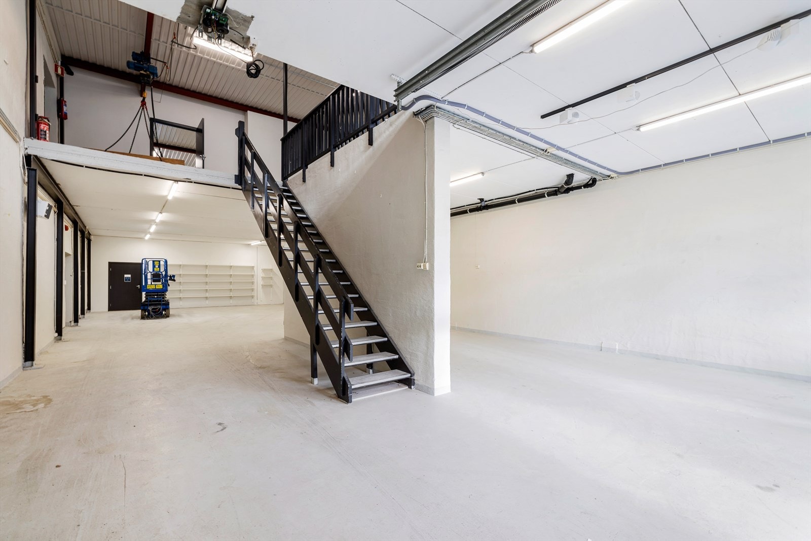 Bygget har stor mesanin og traverskran for frakt opp på dekke Galleribilde