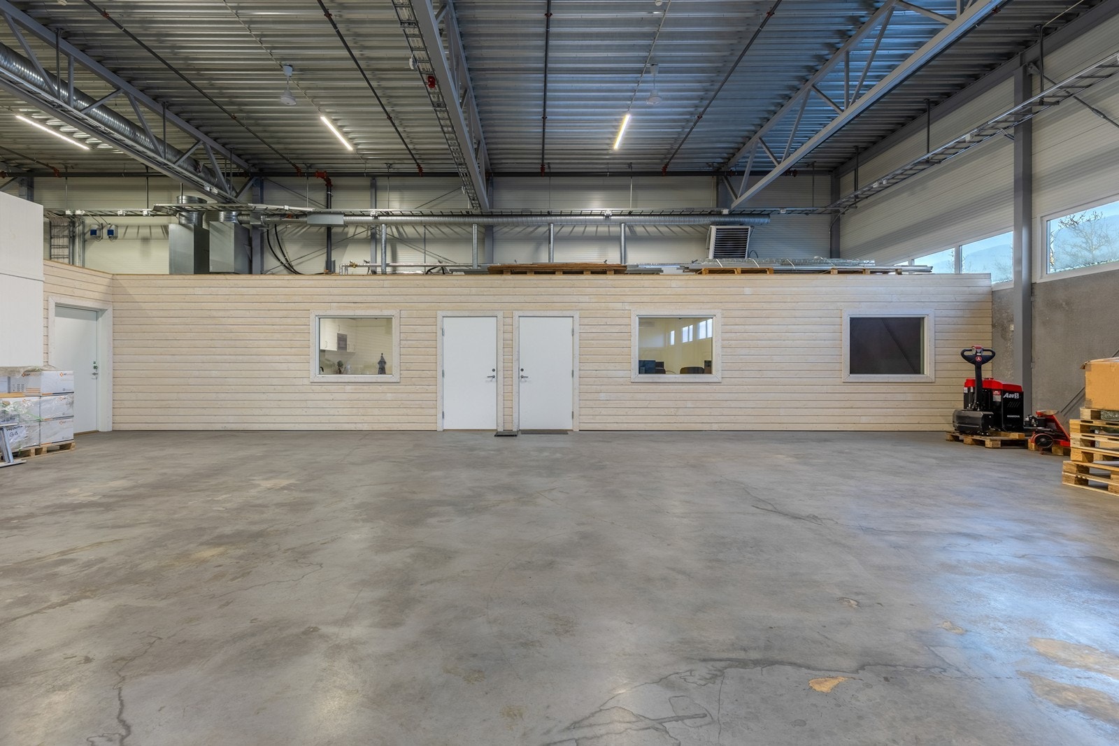 Lagerhall med kjøreport og kontorseksjon. Galleribilde