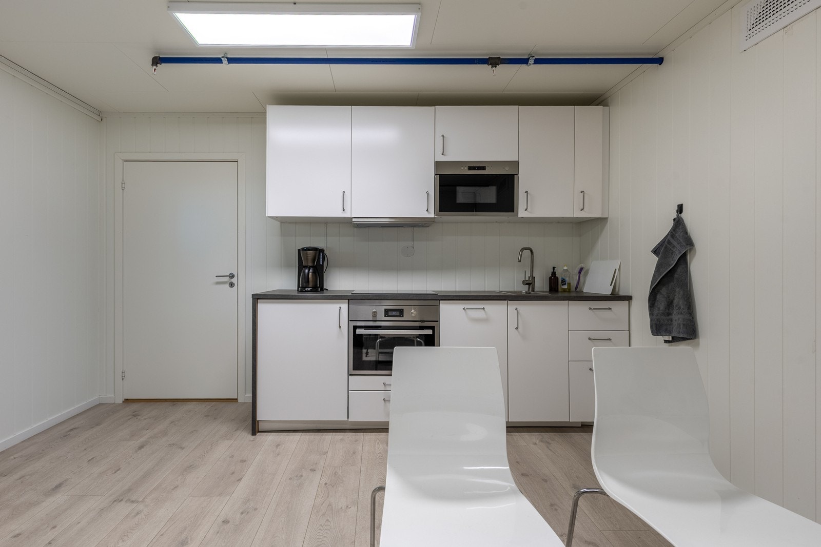 Kontorseksjon med kjøkken. Galleribilde