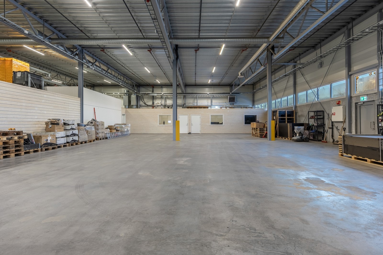 Lagerhall med kjøreport. Galleribilde