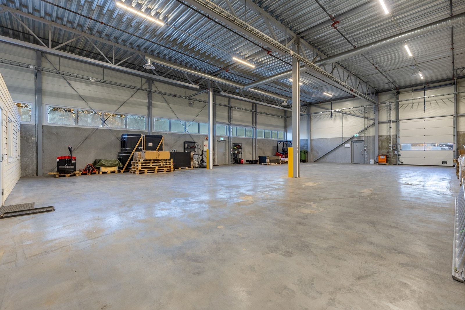 Lagerhall med kjøreport. Galleribilde