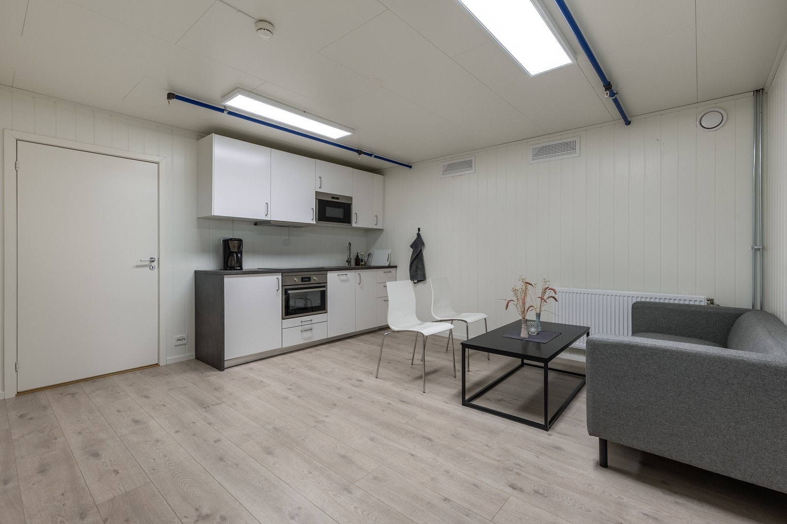 Kontorseksjon med kjøkken. Galleribilde