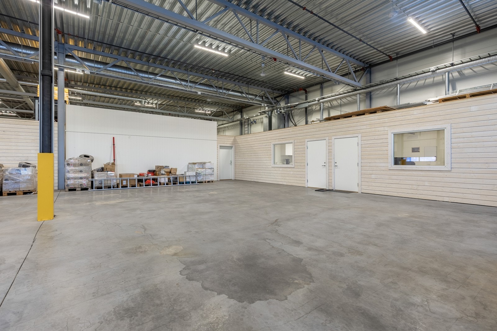 Lagerhall med kjøreport og kontorseksjon. Galleribilde