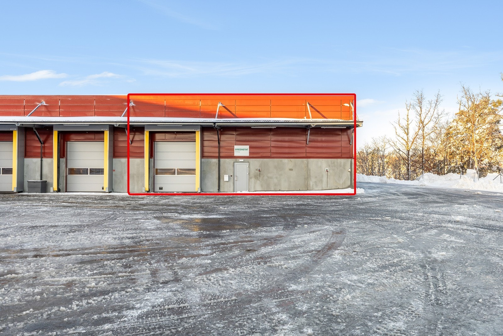 6 oppmerkede parkeringsplasser innenfor uteområdet på ca. 750 m2 Galleribilde