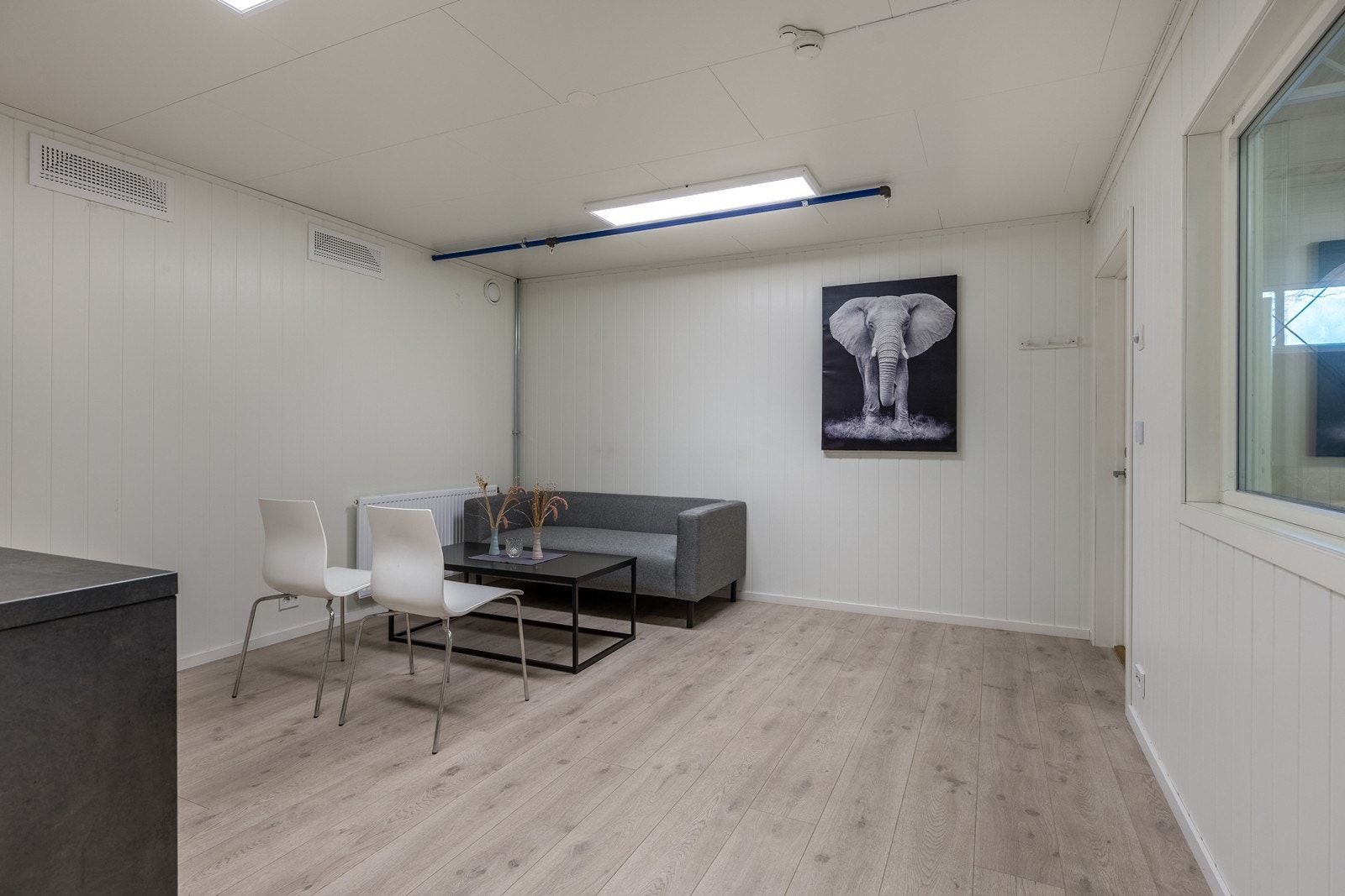 Kontorseksjon med kjøkken. Galleribilde