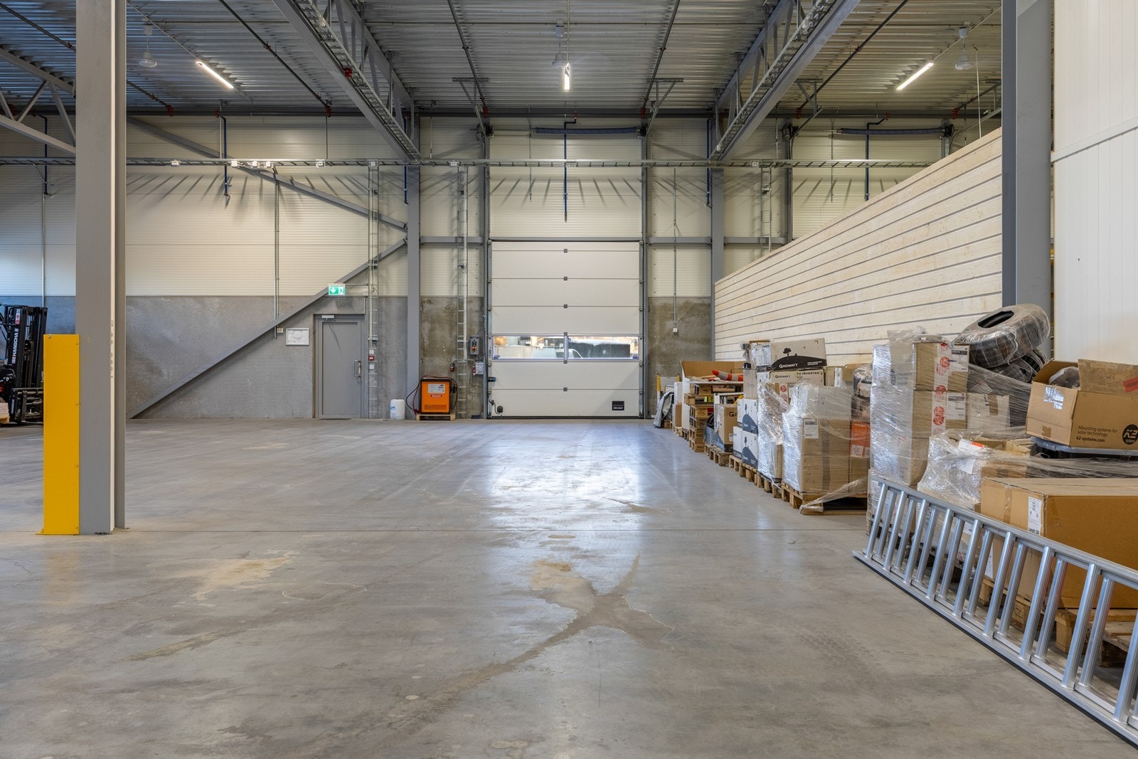 Lagerhall med kjøreport. Galleribilde