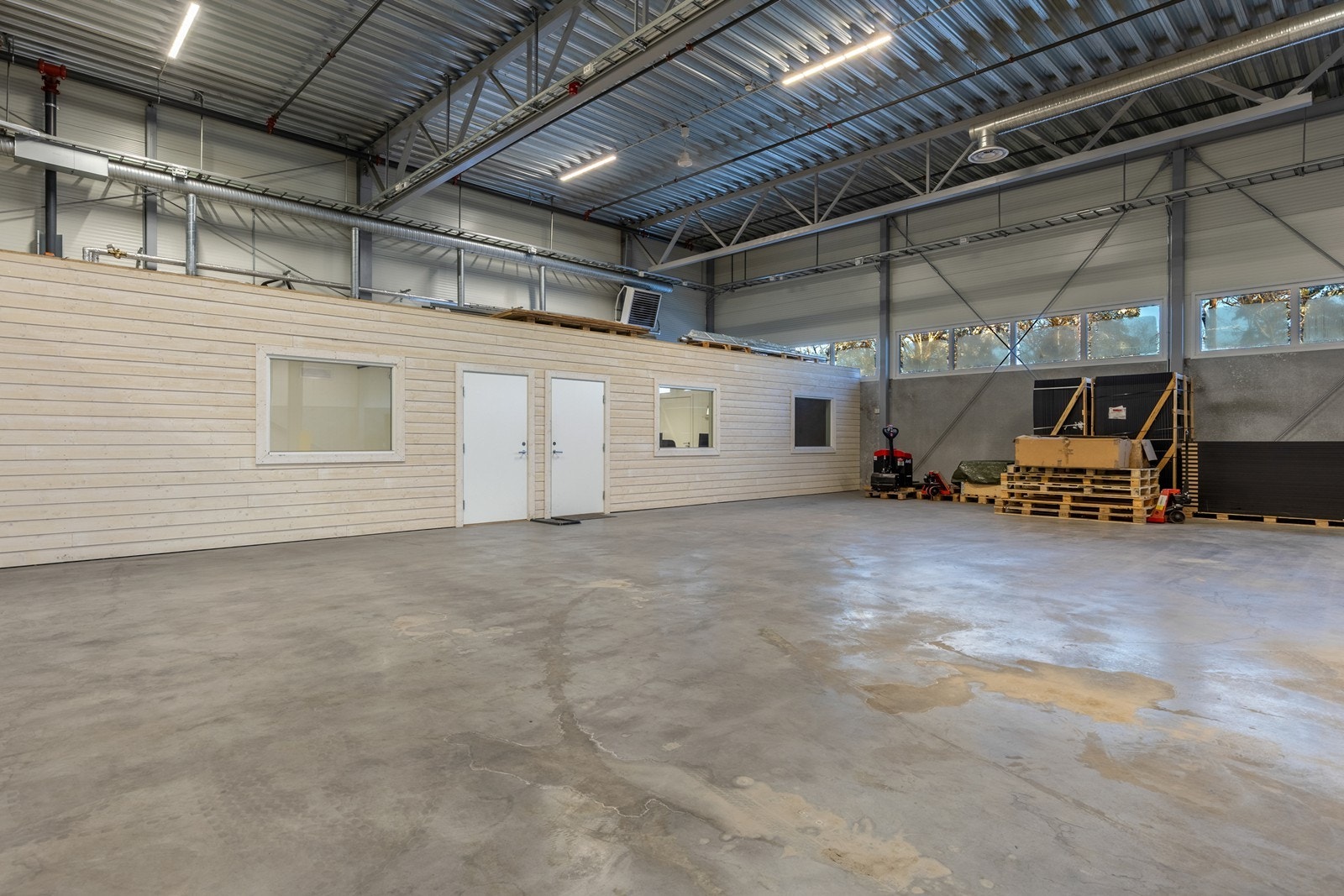Lagerhall med kjøreport og kontorseksjon. Galleribilde