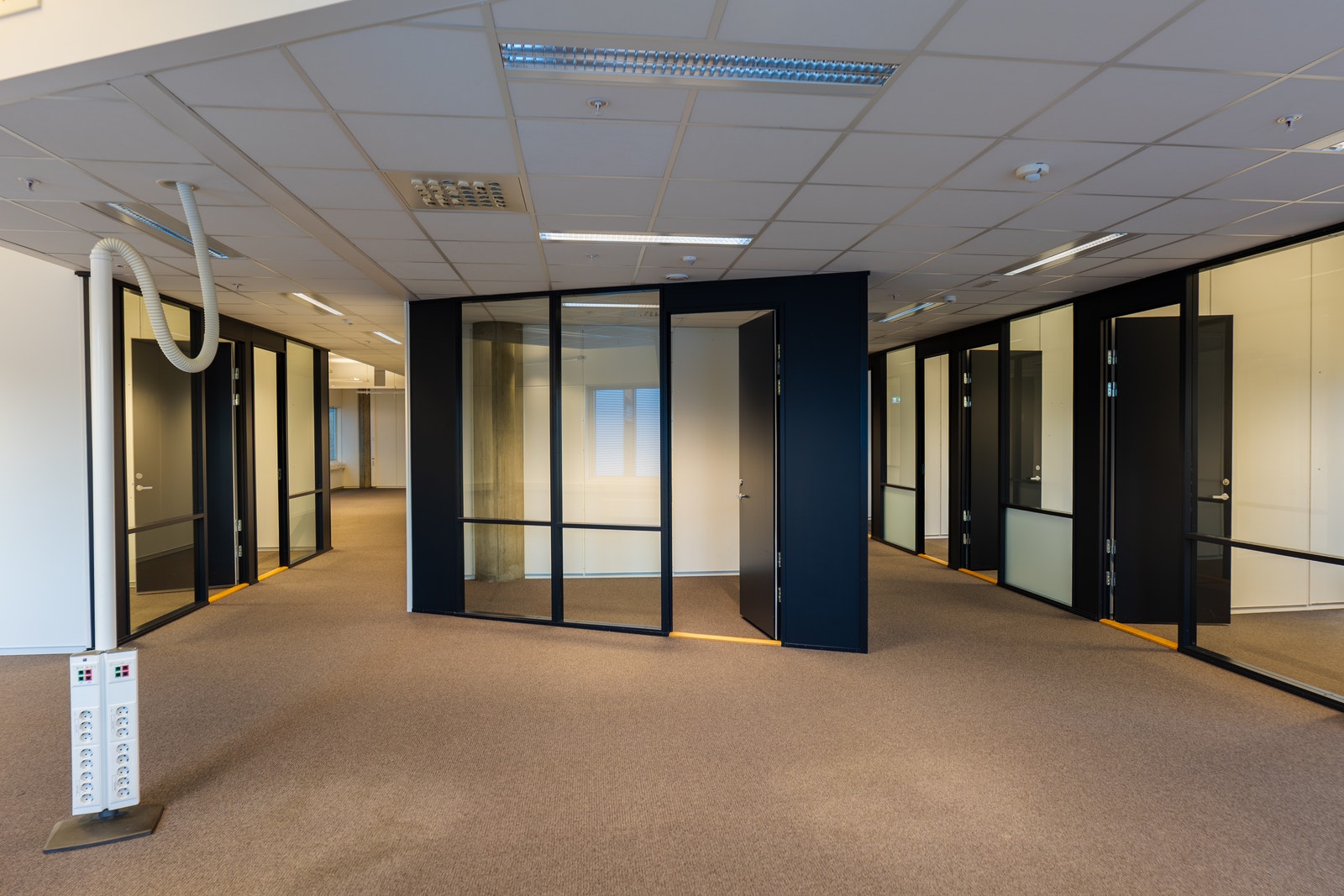 Ett av arealene som er ledig i byggets tredje etasje - dette er totalt 610 kvm inkl BTA, cirka 25 arbeidsplasser pluss møterom er mulig her! Galleribilde