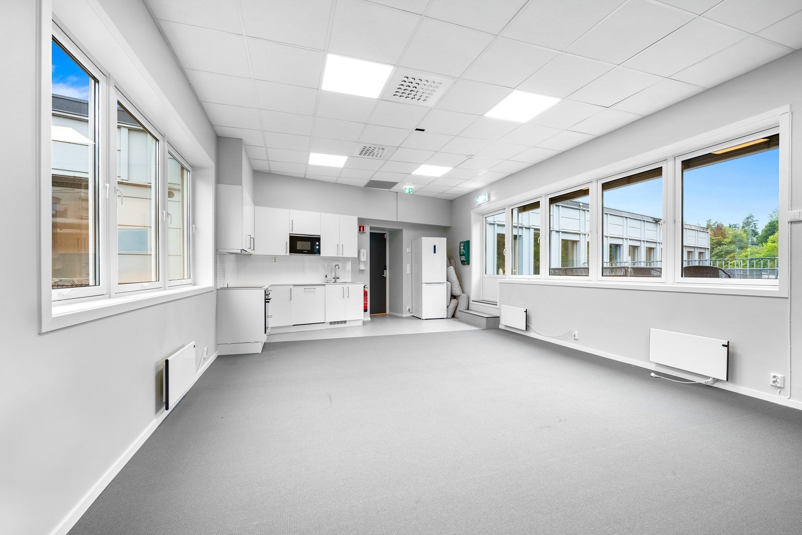 Kjøkken / spiserom med utgang til takterrasse. Fungerer også utmerket som møterom Galleribilde