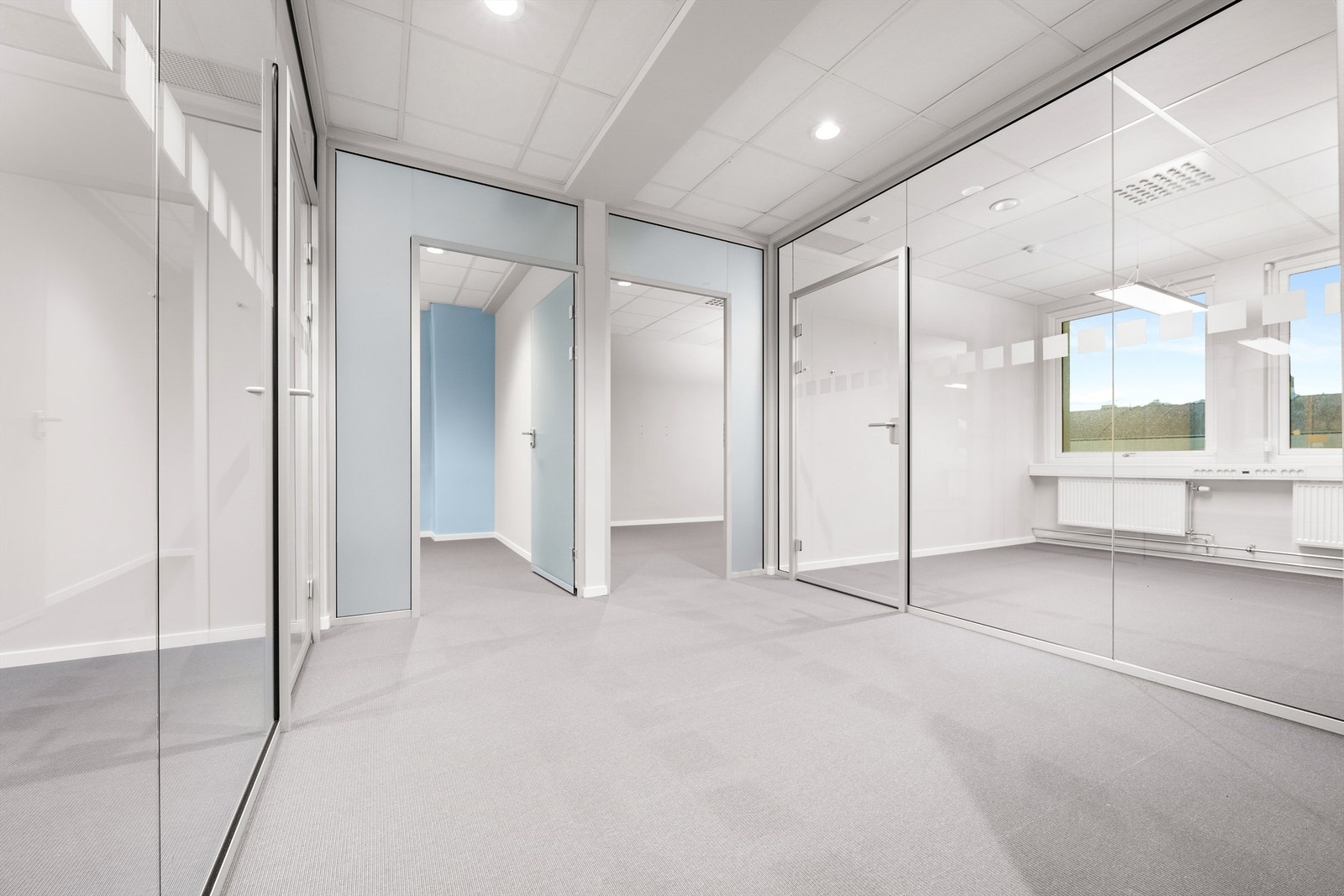 Utstrakt bruk av glass gir gode lysforhold Galleribilde