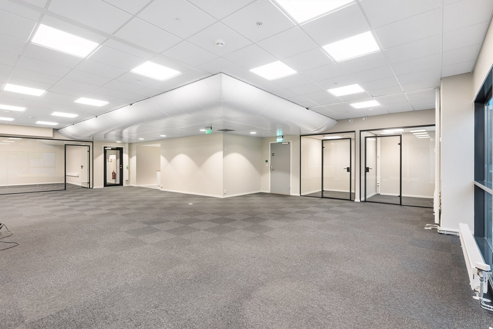 Ledig areal i 2.etg. BTA 384 m². 3 cellekontor, 2 landskap, kjøkken, møterom og 3 stillerom. Galleribilde