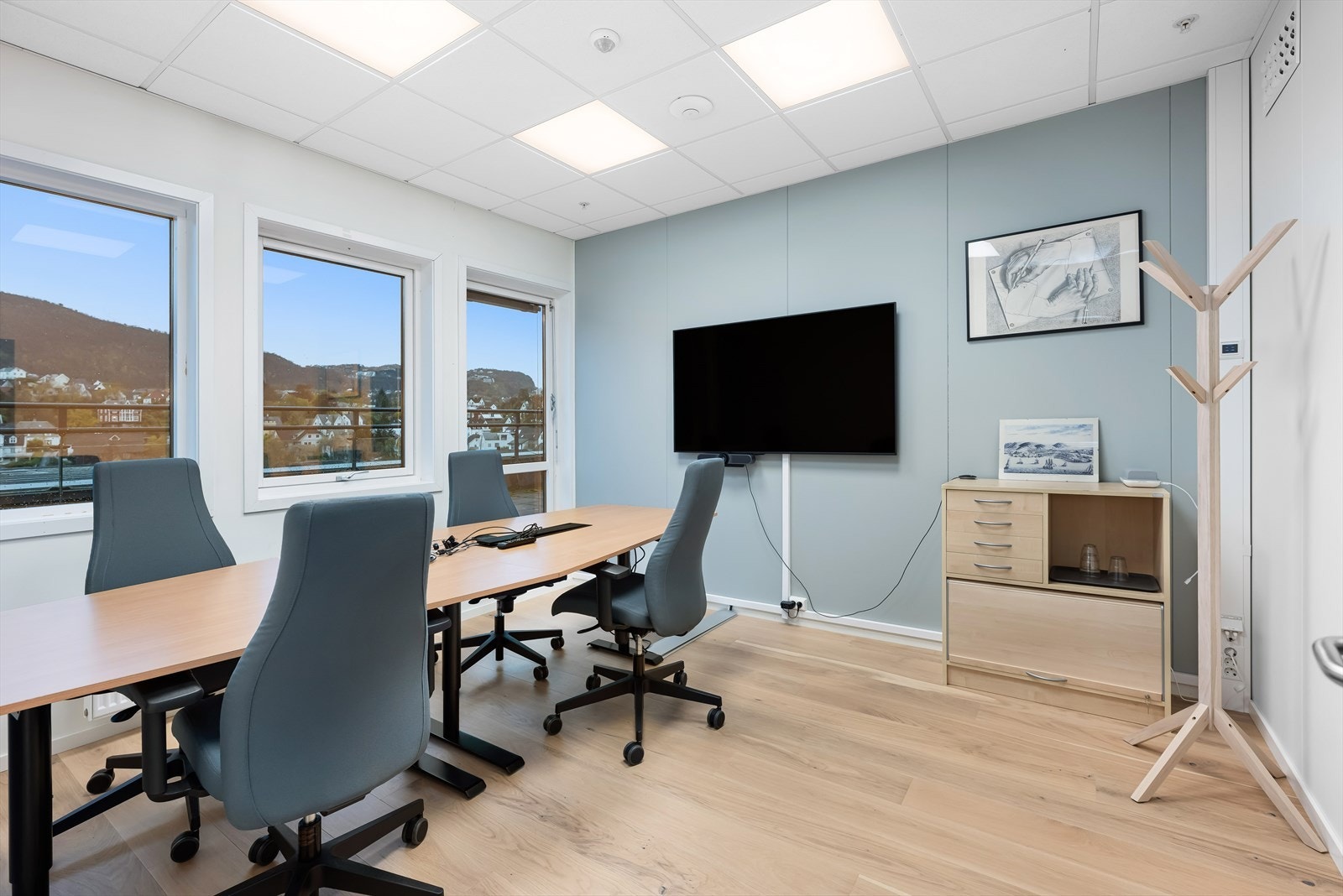 DSC Ledig lokale i 4. etg. BTA 127 m². 3 cellekontor, landskap og møterom. Felles kjøkken og toaletter med annen leietaker. Galleribilde