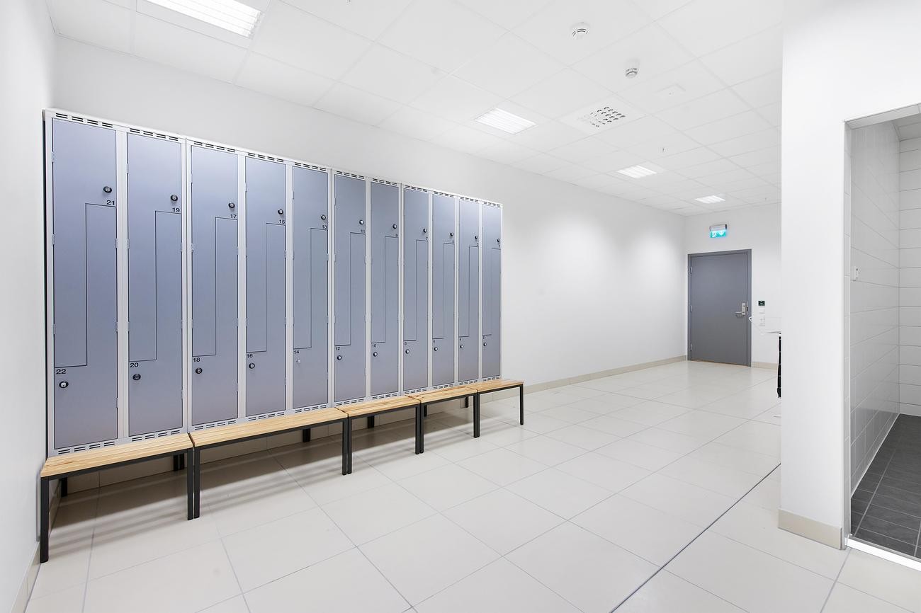 Felles garderober med dusj, tørke- og garderobeskap. Galleribilde