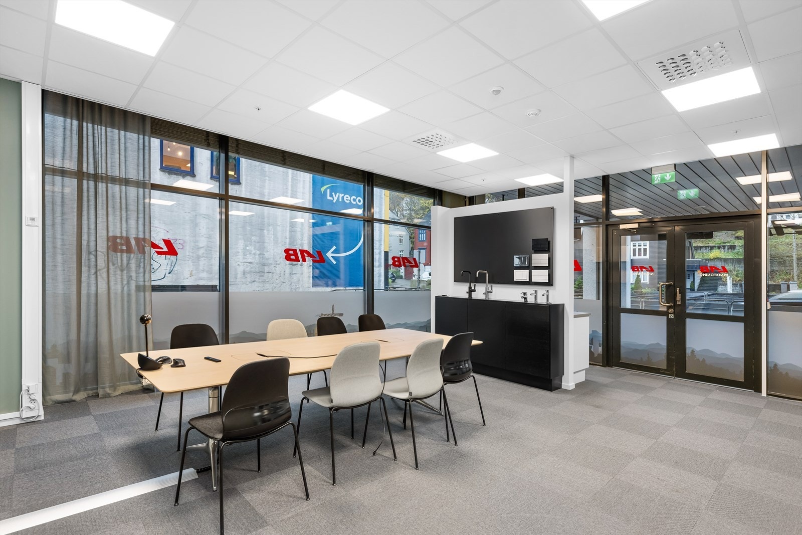 Kontor/showroom BTA 180 m². Egen inngang. 2 store rom med tilgang til møterom, kjøkken og toalett. Galleribilde