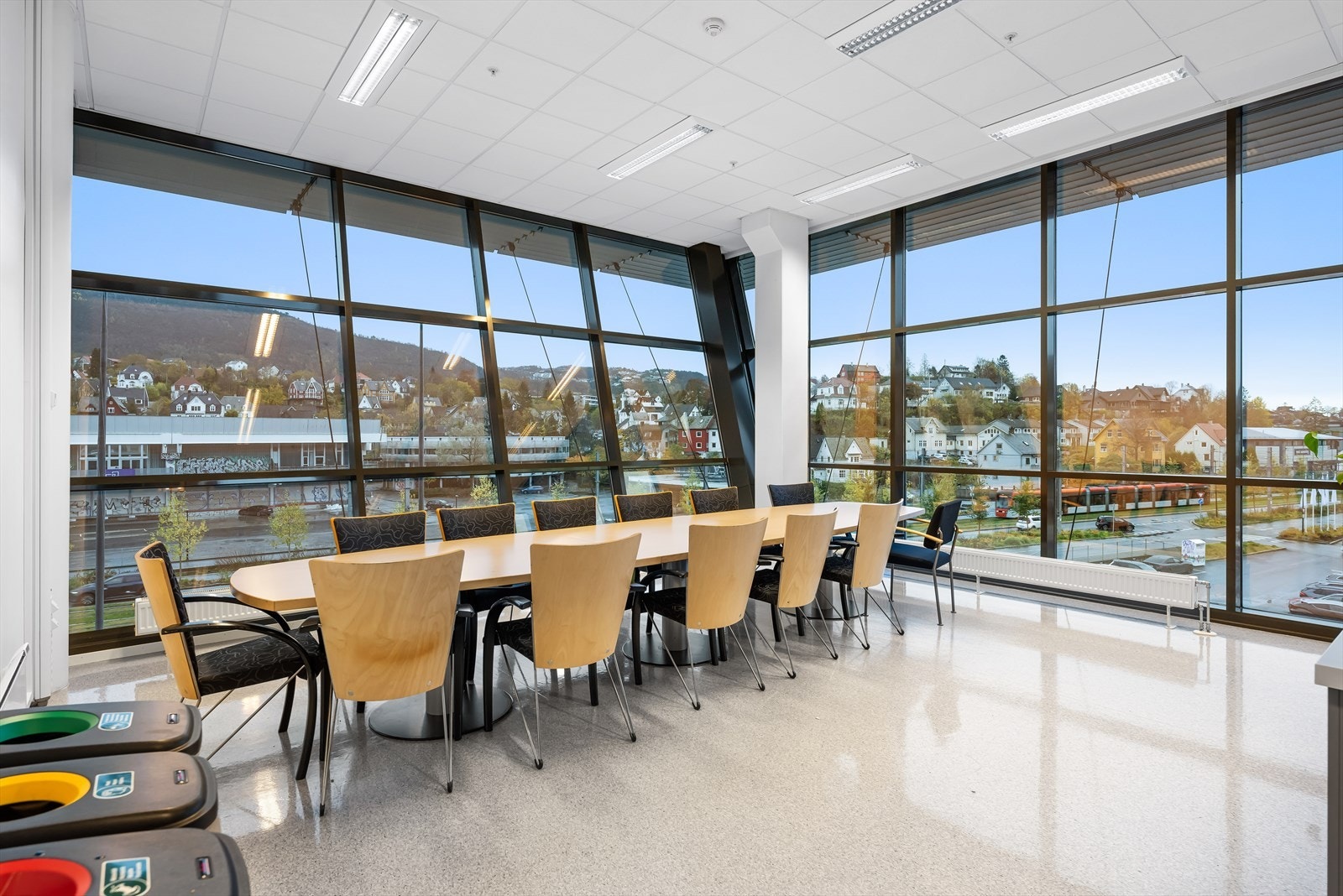 Ledig kontorlokale i 2. etg. BTA 499 m². Hyggelig kjøkken med mye dagslys. Galleribilde