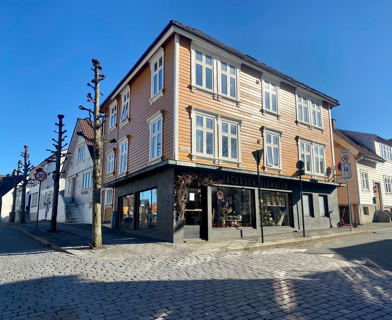 Hjørnelokale med god eksponering mot både Pedersgata og Normanns gate. Galleribilde